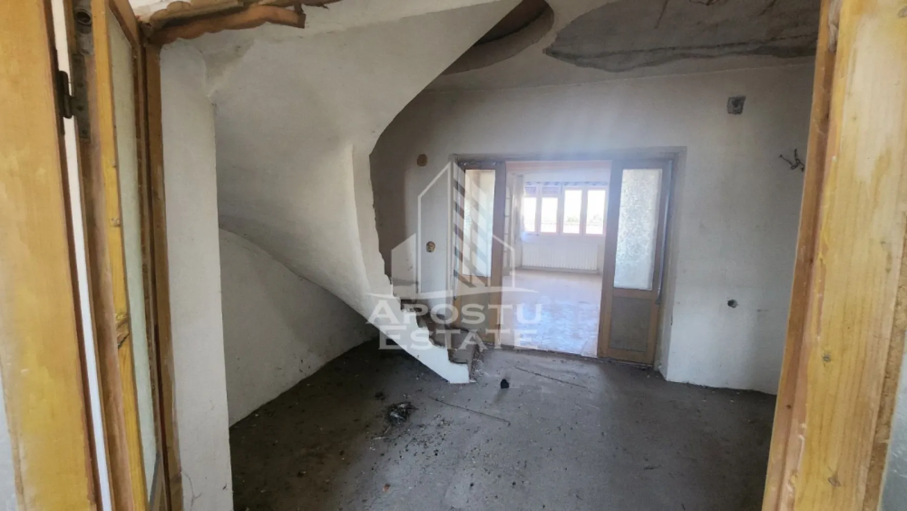 Apartament de vanzare in zona Complexului Studentesc, Timisoara,316 mp - Agentia imobiliara APOSTU ESTATE va propune spre vanzare un apartament cu potential deosebit, situat in zona Complexului Studentesc, ideal pentru cei care isi doresc o locuinta generoasa sau un proiect de amenajare premium intr-o zona centrala a Timisoarei.

Imobilul are o suprafata utila totala de 317 mp, o suprafata construita de 386 mp si beneficiaza de 18 mp teren in proprietate, destinat unui loc de parcare.

Compartimentare:

Parter:
• Camera
• Baie
• Loc de parcare in curte (18 mp)

Etaj 4:
• 4 camere
• Bucatarie
• 2 bai
• 2 terase inchise
• Balcon

Mansarda:
• Suprafata de 151 mp, necompartimentata, la rosu
• Posibilitate de amenajare conform proiectului existent: 4 incaperi, 2 bai, terasa deschisa si balcon

Caracteristici:
• Suprafata utila totala: 317 mp
• Suprafata construita: 386 mp
• Toate utilitatile sunt bransate
• Imobil nefinisat, necesita investitii
• Anveloparea blocului este in curs de autorizare
• In imobil exista doar 4 apartamente

Vecinatati:
• Spitalul Judetean
• Sala Olimpia
• Viitorul stadion
• Piata Operei
• Mijloace de transport in comun

Aceasta proprietate reprezinta o oportunitate rara pentru amenajarea unui penthouse spectaculos sau pentru o investitie imobiliara, beneficiind de o suprafata generoasa si o amplasare excelenta, aproape de principalele puncte de interes ale orasului.

Pentru mai multe detalii si programarea unei vizionari, va stam cu drag la dispozitie.

Agentia imobiliara Apostu Estate va ofera consultanta bancara gratuita prin intermediul colaboratorilor nostri pentru alegerea celui mai potrivit tip de credit, astfel incat tu sa devi noul proprietar al acestui apartament.
CP3206943