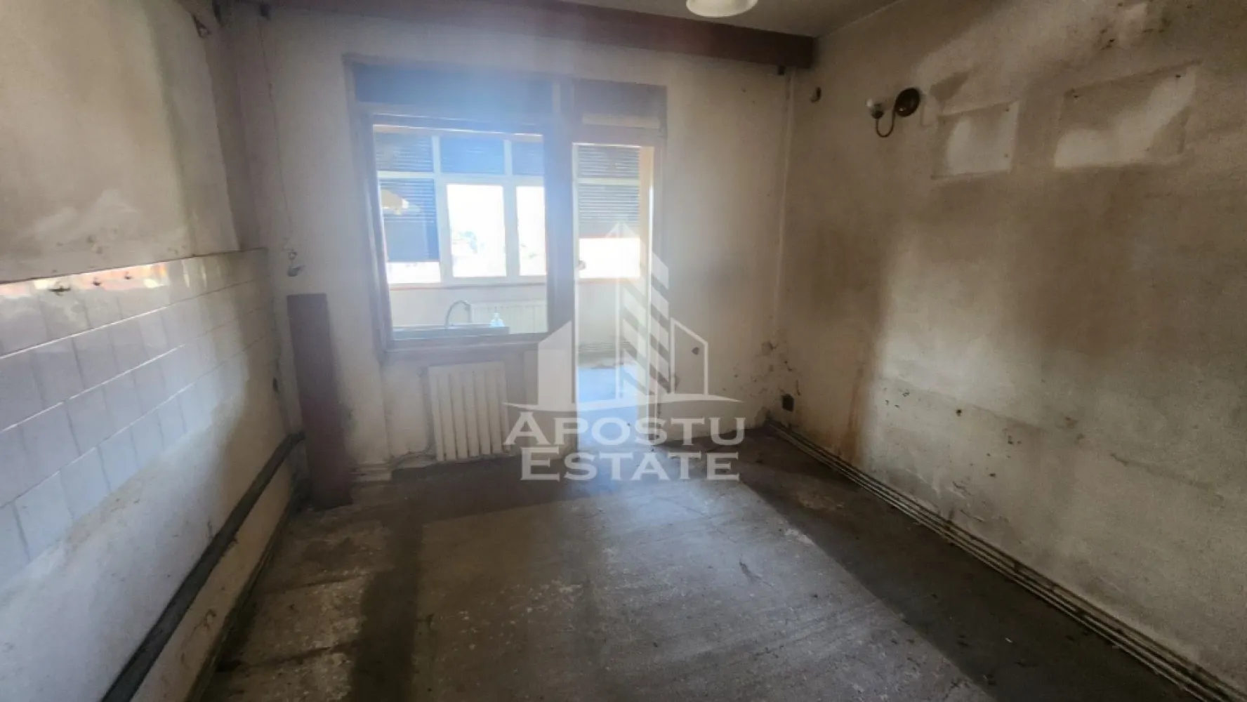 Apartament de vanzare in zona Complexului Studentesc, Timisoara,316 mp - Agentia imobiliara APOSTU ESTATE va propune spre vanzare un apartament cu potential deosebit, situat in zona Complexului Studentesc, ideal pentru cei care isi doresc o locuinta generoasa sau un proiect de amenajare premium intr-o zona centrala a Timisoarei.

Imobilul are o suprafata utila totala de 317 mp, o suprafata construita de 386 mp si beneficiaza de 18 mp teren in proprietate, destinat unui loc de parcare.

Compartimentare:

Parter:
• Camera
• Baie
• Loc de parcare in curte (18 mp)

Etaj 4:
• 4 camere
• Bucatarie
• 2 bai
• 2 terase inchise
• Balcon

Mansarda:
• Suprafata de 151 mp, necompartimentata, la rosu
• Posibilitate de amenajare conform proiectului existent: 4 incaperi, 2 bai, terasa deschisa si balcon

Caracteristici:
• Suprafata utila totala: 317 mp
• Suprafata construita: 386 mp
• Toate utilitatile sunt bransate
• Imobil nefinisat, necesita investitii
• Anveloparea blocului este in curs de autorizare
• In imobil exista doar 4 apartamente

Vecinatati:
• Spitalul Judetean
• Sala Olimpia
• Viitorul stadion
• Piata Operei
• Mijloace de transport in comun

Aceasta proprietate reprezinta o oportunitate rara pentru amenajarea unui penthouse spectaculos sau pentru o investitie imobiliara, beneficiind de o suprafata generoasa si o amplasare excelenta, aproape de principalele puncte de interes ale orasului.

Pentru mai multe detalii si programarea unei vizionari, va stam cu drag la dispozitie.

Agentia imobiliara Apostu Estate va ofera consultanta bancara gratuita prin intermediul colaboratorilor nostri pentru alegerea celui mai potrivit tip de credit, astfel incat tu sa devi noul proprietar al acestui apartament.
CP3206943