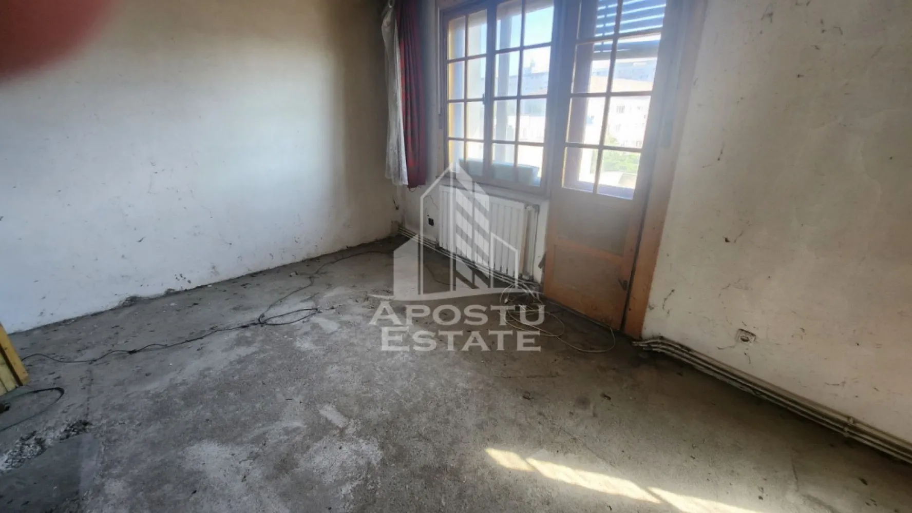 Apartament de vanzare in zona Complexului Studentesc, Timisoara,316 mp - Agentia imobiliara APOSTU ESTATE va propune spre vanzare un apartament cu potential deosebit, situat in zona Complexului Studentesc, ideal pentru cei care isi doresc o locuinta generoasa sau un proiect de amenajare premium intr-o zona centrala a Timisoarei.

Imobilul are o suprafata utila totala de 317 mp, o suprafata construita de 386 mp si beneficiaza de 18 mp teren in proprietate, destinat unui loc de parcare.

Compartimentare:

Parter:
• Camera
• Baie
• Loc de parcare in curte (18 mp)

Etaj 4:
• 4 camere
• Bucatarie
• 2 bai
• 2 terase inchise
• Balcon

Mansarda:
• Suprafata de 151 mp, necompartimentata, la rosu
• Posibilitate de amenajare conform proiectului existent: 4 incaperi, 2 bai, terasa deschisa si balcon

Caracteristici:
• Suprafata utila totala: 317 mp
• Suprafata construita: 386 mp
• Toate utilitatile sunt bransate
• Imobil nefinisat, necesita investitii
• Anveloparea blocului este in curs de autorizare
• In imobil exista doar 4 apartamente

Vecinatati:
• Spitalul Judetean
• Sala Olimpia
• Viitorul stadion
• Piata Operei
• Mijloace de transport in comun

Aceasta proprietate reprezinta o oportunitate rara pentru amenajarea unui penthouse spectaculos sau pentru o investitie imobiliara, beneficiind de o suprafata generoasa si o amplasare excelenta, aproape de principalele puncte de interes ale orasului.

Pentru mai multe detalii si programarea unei vizionari, va stam cu drag la dispozitie.

Agentia imobiliara Apostu Estate va ofera consultanta bancara gratuita prin intermediul colaboratorilor nostri pentru alegerea celui mai potrivit tip de credit, astfel incat tu sa devi noul proprietar al acestui apartament.
CP3206943