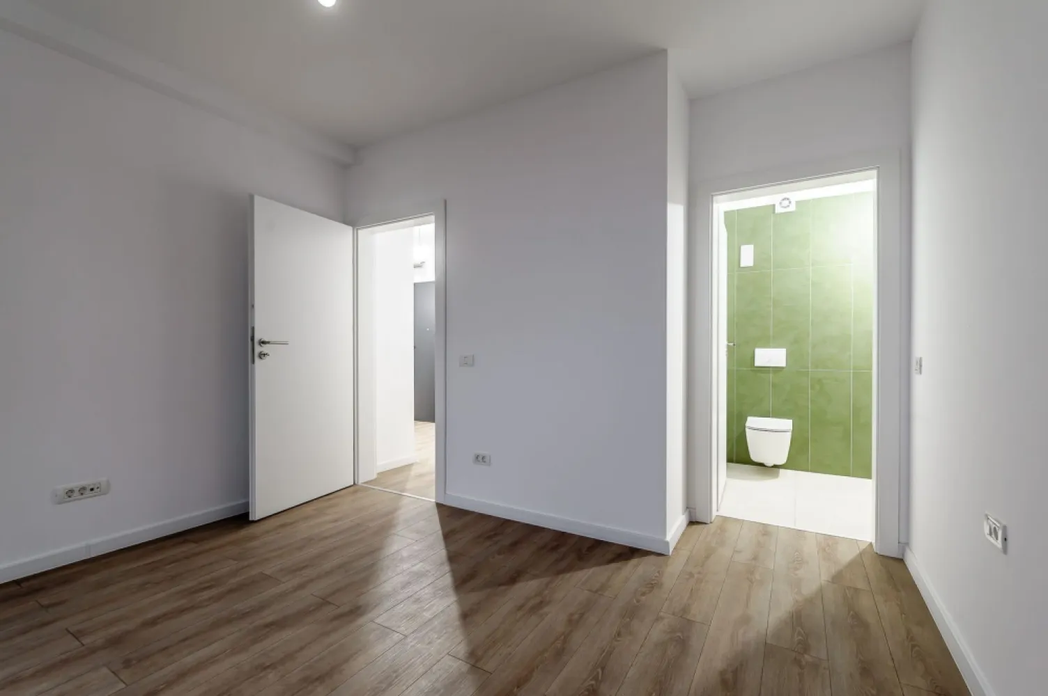 Apartament nou cu 3 camere în X-City Towers – Direct de la dezvoltator - Acest apartament situat la etajul 1 în ansamblul X-City Towers oferă un echilibru excelent între confort, funcționalitate și calitatea vieții de zi cu zi. Spațiul util de 77,16 m², în care sunt incluse balconul și logia însumând 9,99 m², este gândit pentru a răspunde nevoilor unei familii moderne sau ale unui cumpărător care își dorește o locuință solidă, într-o zonă cu potențial de creștere. Compartimentarea este eficientă: trei camere luminoase, două băi, un dressing bine proporționat și cele două spații exterioare care aduc un plus de libertate și confort, indiferent dacă sunt folosite pentru relaxare, lucru sau depozitare ușoară. Apartamentul se predă finisat, cu obiecte sanitare incluse, ceea ce îi oferă viitorului proprietar siguranța unei mutări fără complicații. Clădirea dispune de lift, iar locul de parcare subteran inclus în preț conferă un nivel suplimentar de confort și protecție, un detaliu tot mai apreciat în noile dezvoltări urbane. Zona în care se află X-City Towers este una dintre cele mai dinamice din Timișoara, susținută de infrastructură modernă și de acces rapid la școli, grădinițe, servicii medicale, centre comerciale și restaurante. Cei peste 10.000 m² de spații verzi creează un cadru plăcut pentru timp petrecut în aer liber, sport sau momente de relaxare după o zi încărcată. Dezvoltarea continuă a cartierului aduce un avantaj clar pentru oricine își dorește o investiție stabilă, cu perspectivă de creștere în timp. Apartamentul se vinde direct de la dezvoltator și reprezintă o alegere potrivită atât pentru locuire, cât și pentru investiție, într-o zonă care oferă confort, liniște și valoare pe termen lung. Preț: 173.366€ cu TVA inclus Poze cu titlu ilustrativ. Pentru informații suplimentare sau programarea unei vizionări, vă invit să mă contactați. Jasmina Uglesits - 0740814770 }}