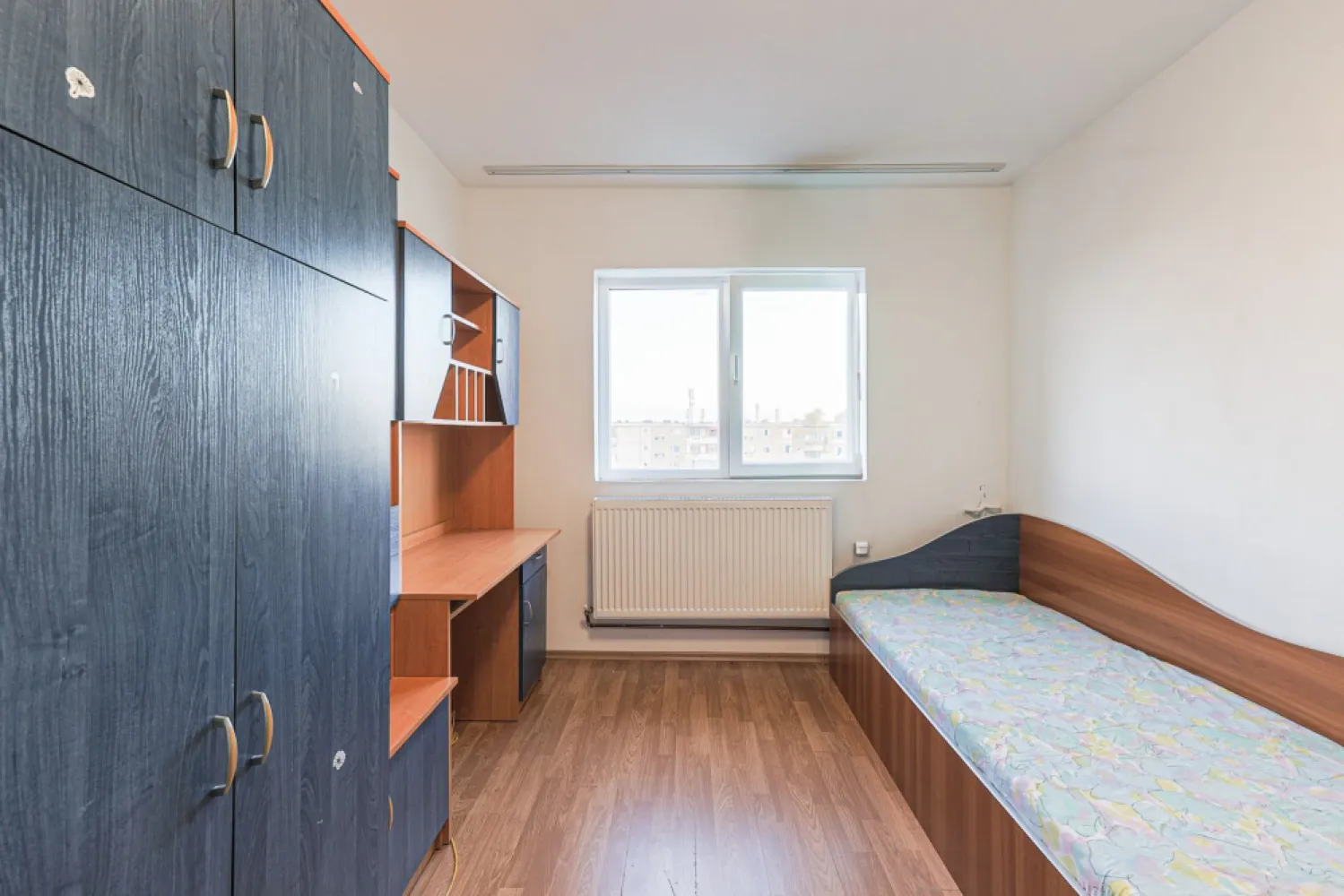 Apartament cu 3 camere, Aradul Nou - complet mobilat - De aici începe ACASĂ. Cheia e la tine! Vă propun spre vânzare un apartament decomandat cu 3 camere, situat la etajul 4 din 4 al unui bloc din Aradul Nou. Suprafața construită este de 97 mp, conform CF, iar cea utilă de aproximativ 70 mp. Apartamentul este compus din două dormitoare, living, bucătărie (cu spațiu de depozitare), două băi și două balcoane deschise. Încălzirea se realizează prin sistem centralizat (CET), apartamentul nefiind dotat cu centrală termică. Punctul termic este în curtea interioară a blocului. Acoperiș reabilitat în urmă cu 5 ani. Preț: 62.000 € Nu se percepe onorariu pentru cumpărător. Pentru detalii și programarea unei vizionări: Jasmina Uglesits - 0740814770 Consultant imobiliar - Agenția ACASĂ Arad Nu dispui de toată suma? Te ajutăm noi gratuit! Îți obținem oferte de la 16 bănci. Ai o proprietate de vânzare în Arad și vrei să știi cât valorează cu adevărat? Sună-mă pentru o evaluare gratuită, fără obligații. Birou: ACASĂ | Agenție imobiliară Arad Bulevardul Decebal 2, Arad 310133 }}