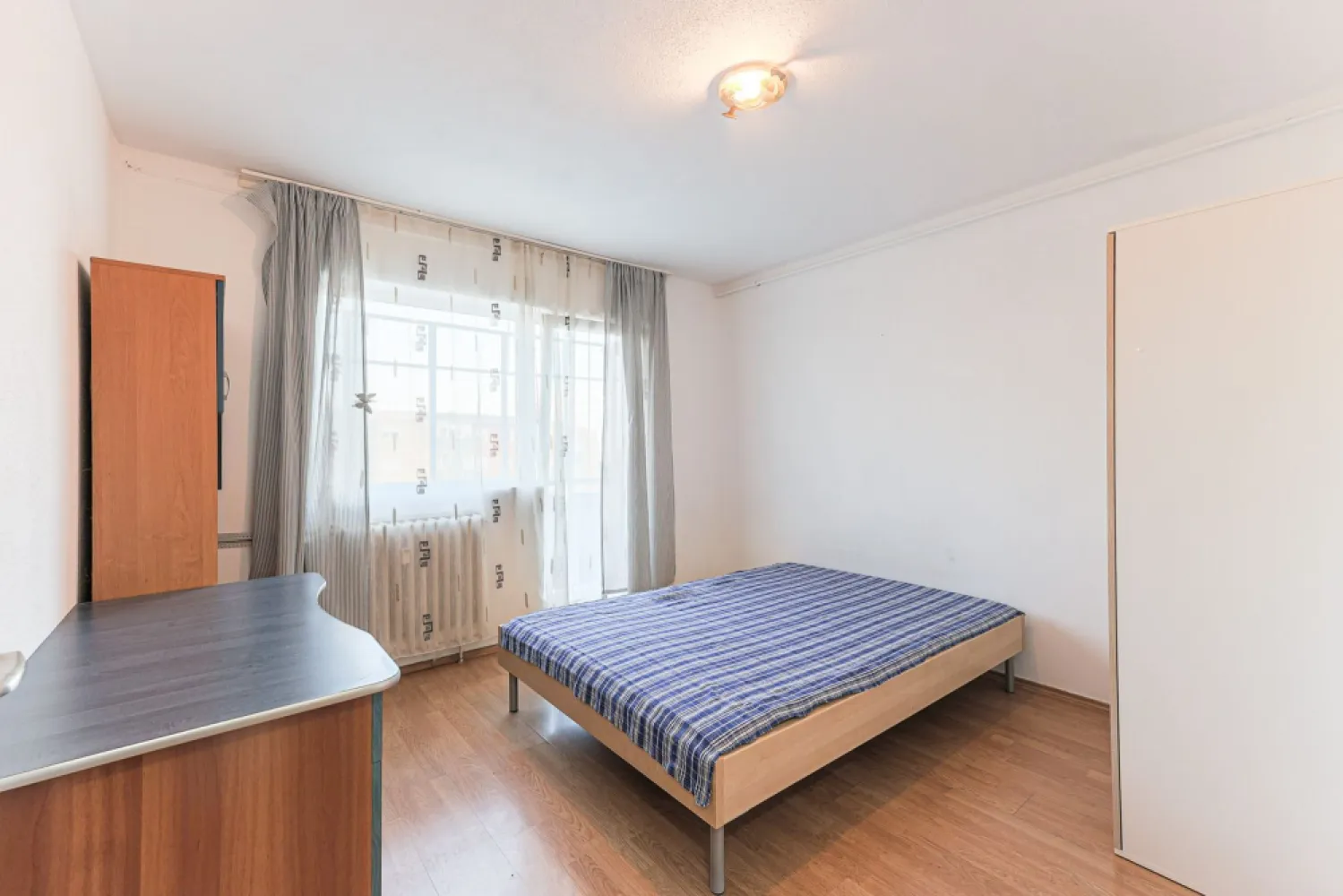 Apartament cu 3 camere, Aradul Nou - complet mobilat - De aici începe ACASĂ. Cheia e la tine! Vă propun spre vânzare un apartament decomandat cu 3 camere, situat la etajul 4 din 4 al unui bloc din Aradul Nou. Suprafața construită este de 97 mp, conform CF, iar cea utilă de aproximativ 70 mp. Apartamentul este compus din două dormitoare, living, bucătărie (cu spațiu de depozitare), două băi și două balcoane deschise. Încălzirea se realizează prin sistem centralizat (CET), apartamentul nefiind dotat cu centrală termică. Punctul termic este în curtea interioară a blocului. Acoperiș reabilitat în urmă cu 5 ani. Preț: 62.000 € Nu se percepe onorariu pentru cumpărător. Pentru detalii și programarea unei vizionări: Jasmina Uglesits - 0740814770 Consultant imobiliar - Agenția ACASĂ Arad Nu dispui de toată suma? Te ajutăm noi gratuit! Îți obținem oferte de la 16 bănci. Ai o proprietate de vânzare în Arad și vrei să știi cât valorează cu adevărat? Sună-mă pentru o evaluare gratuită, fără obligații. Birou: ACASĂ | Agenție imobiliară Arad Bulevardul Decebal 2, Arad 310133 }}