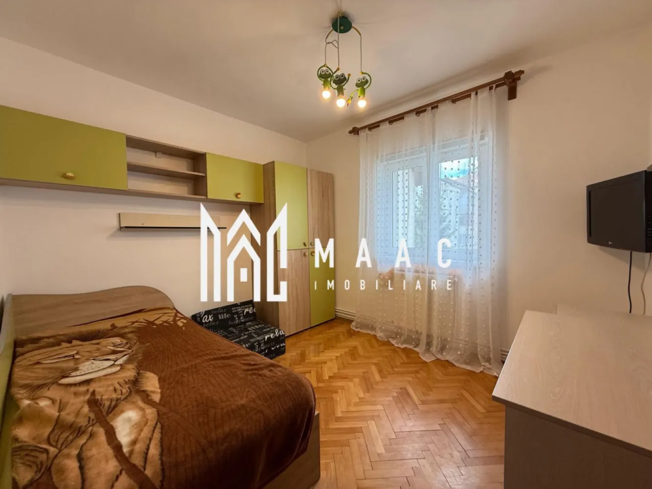 Apartament 3 camere | 2 bai | Renovat | Balcon | V. Aurie - MAAC Imobiliare propune atentiei dumneavoastra un apartament cu 3 camere renovat, la vila, complet mobilat si utilat, in zona Valea Aurie - Parcul Sub Arini.

Locuinta este situata etajul 4, are suprafata utila de 72mp si este alcatuita din living, 2 dormitoare, bucatarie, baie cu geam, grup sanitar de serviciu, debara, hol si balcon.

Aferent - spatiu de depozitare in pivnita.

Finisaje si mobilier de calitate buna, ambient placut.

Amplasamentul imobilului este avantajos, aflandu-se intr-o zona retrasa, linistita si foarte oxigenata, la 5 minute de mers pe jos de parcul Sub Arini, loc de joaca pentru copii, magazine, farmacii si banci.

Imobilul a beneficiat de izolare cu vata bazaltica si inchidere a balcoanelor cu termopane.

Se percepe o chirie in avans si garantie in cuantumul unei chirii lunare. Se inchiriaza pe o perioada de minim 12 luni. Disponibilitate incepand cu 1 August.

Pentru mai multe detalii sau pentru a programa o vizionare, va rugam specificati telefonic ID: CP3206680