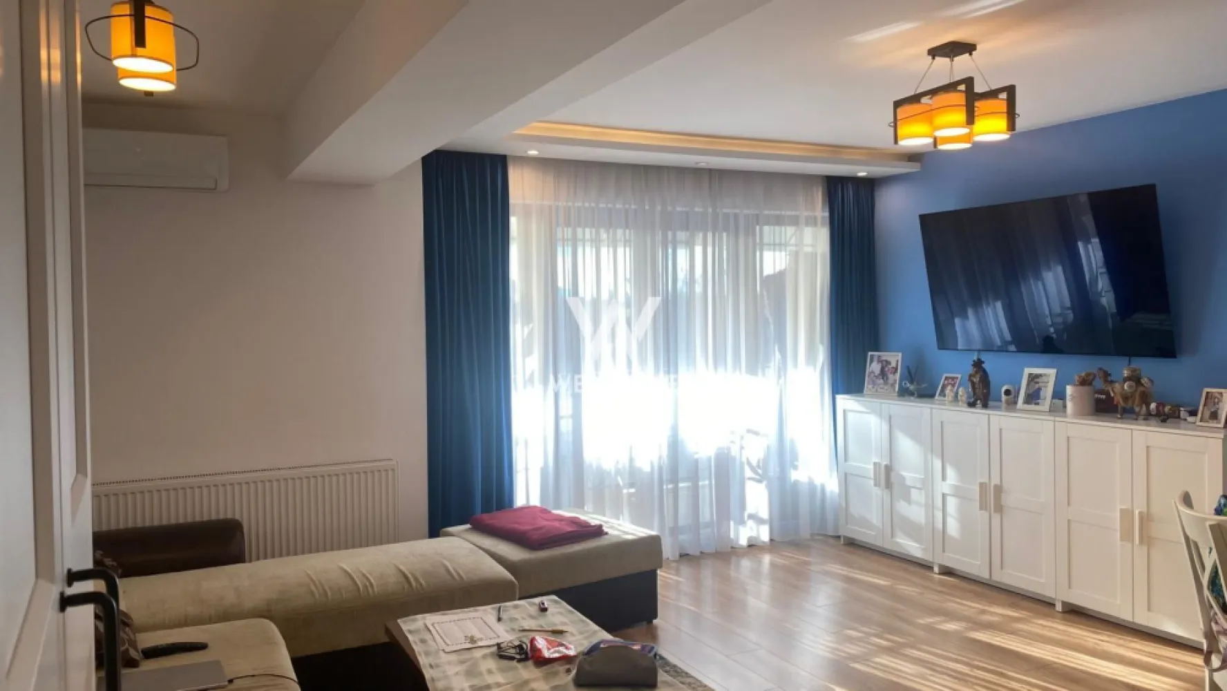 Apartament 3 camere zona PROMENADA MALL, Sibiu - Spre vanzare un superb apartament la vila, 3 camere, decomandat, situat la etajul 1 din 2, in zona Balanta la imediata apropiere de PROMENADA MALL Sibiu. Acces facil la transport public, in zona diverse magazine, farmacii. Detine 3 boxe de depozitare, curte comuna ingradita, loc de parcare subteran. Suprafata utila al apartamentului este de 90mp + terasa 11mp. Compartimentat astfel: - Hol. - Living generos cu iesire spre terasa. - Bucatarie separata de aprox 14mp. - Dormitor pentru copii. - Dormitor matrimonial cu iesire spre terasa. - Baie cu cabina de dus si cada. - Baie de serviciu. Apartamentul se vinde complet mobilat si utilat (inafara de televizoare). Se percepe orice modalitate de achitare: cash(transfer bancar), credit ipotecar. Pret: 210 000 euro. Negociabil. Tel. 0745 99 55 37 Mihai }}