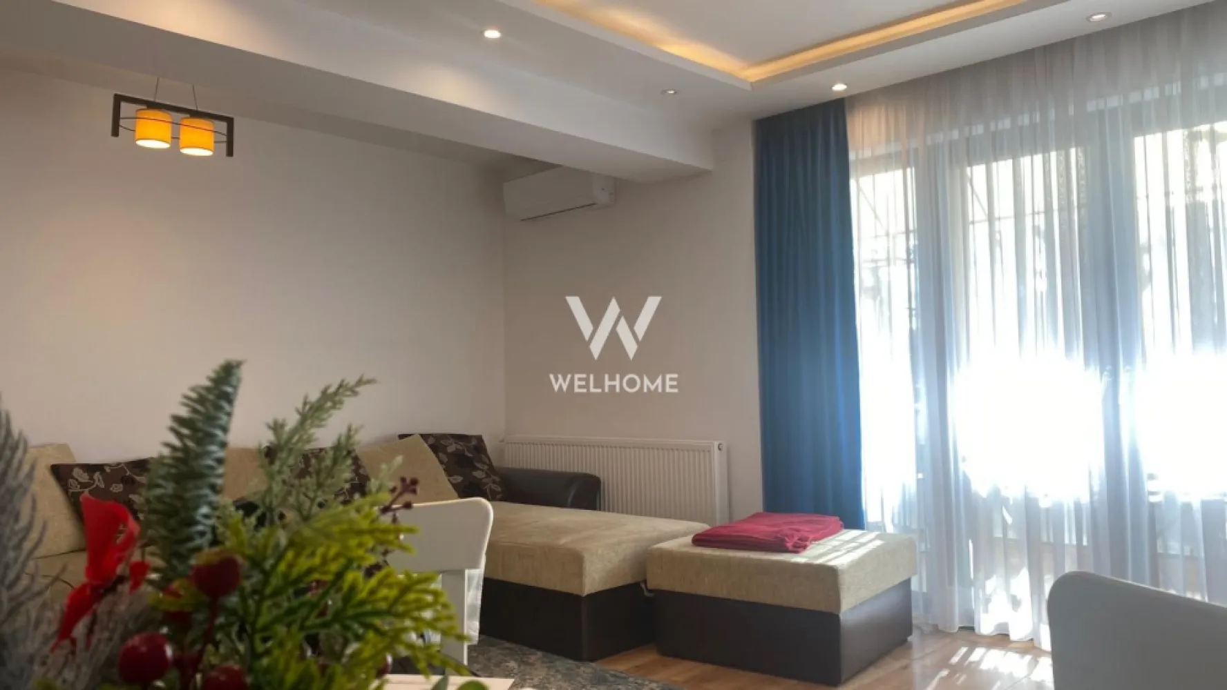 Apartament 3 camere zona PROMENADA MALL, Sibiu - Spre vanzare un superb apartament la vila, 3 camere, decomandat, situat la etajul 1 din 2, in zona Balanta la imediata apropiere de PROMENADA MALL Sibiu. Acces facil la transport public, in zona diverse magazine, farmacii. Detine 3 boxe de depozitare, curte comuna ingradita, loc de parcare subteran. Suprafata utila al apartamentului este de 90mp + terasa 11mp. Compartimentat astfel: - Hol. - Living generos cu iesire spre terasa. - Bucatarie separata de aprox 14mp. - Dormitor pentru copii. - Dormitor matrimonial cu iesire spre terasa. - Baie cu cabina de dus si cada. - Baie de serviciu. Apartamentul se vinde complet mobilat si utilat (inafara de televizoare). Se percepe orice modalitate de achitare: cash(transfer bancar), credit ipotecar. Pret: 210 000 euro. Negociabil. Tel. 0745 99 55 37 Mihai }}