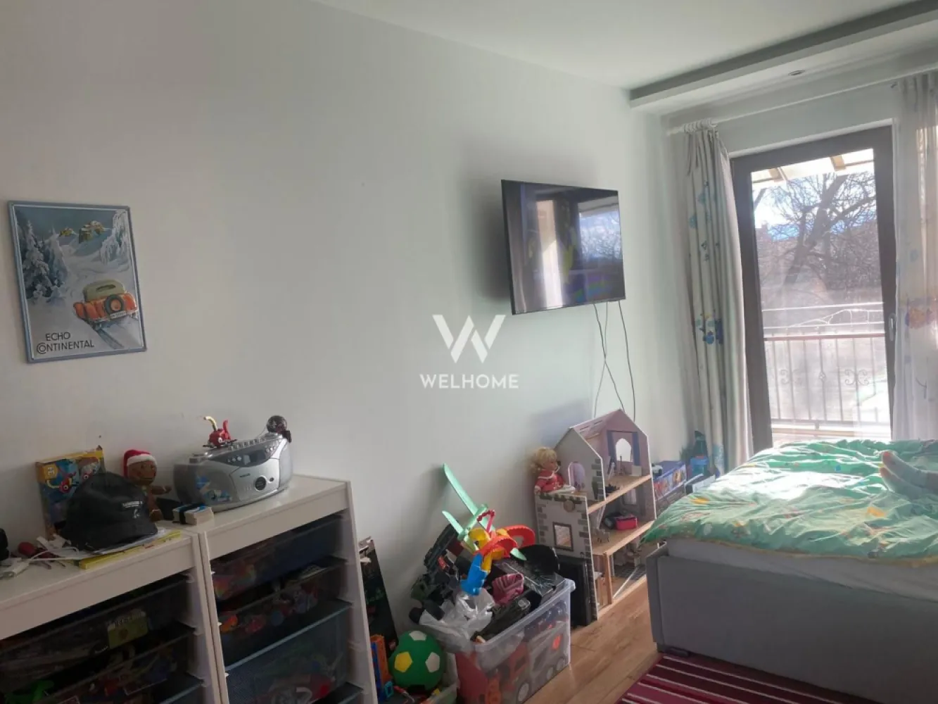 Apartament 3 camere zona PROMENADA MALL, Sibiu - Spre vanzare un superb apartament la vila, 3 camere, decomandat, situat la etajul 1 din 2, in zona Balanta la imediata apropiere de PROMENADA MALL Sibiu. Acces facil la transport public, in zona diverse magazine, farmacii. Detine 3 boxe de depozitare, curte comuna ingradita, loc de parcare subteran. Suprafata utila al apartamentului este de 90mp + terasa 11mp. Compartimentat astfel: - Hol. - Living generos cu iesire spre terasa. - Bucatarie separata de aprox 14mp. - Dormitor pentru copii. - Dormitor matrimonial cu iesire spre terasa. - Baie cu cabina de dus si cada. - Baie de serviciu. Apartamentul se vinde complet mobilat si utilat (inafara de televizoare). Se percepe orice modalitate de achitare: cash(transfer bancar), credit ipotecar. Pret: 210 000 euro. Negociabil. Tel. 0745 99 55 37 Mihai }}