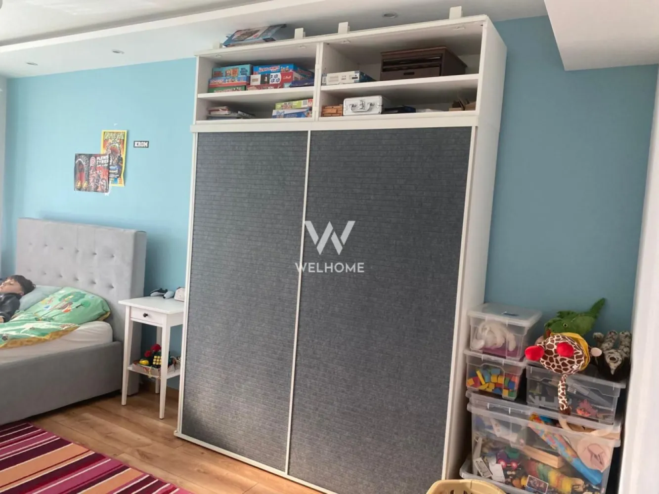 Apartament 3 camere zona PROMENADA MALL, Sibiu - Spre vanzare un superb apartament la vila, 3 camere, decomandat, situat la etajul 1 din 2, in zona Balanta la imediata apropiere de PROMENADA MALL Sibiu. Acces facil la transport public, in zona diverse magazine, farmacii. Detine 3 boxe de depozitare, curte comuna ingradita, loc de parcare subteran. Suprafata utila al apartamentului este de 90mp + terasa 11mp. Compartimentat astfel: - Hol. - Living generos cu iesire spre terasa. - Bucatarie separata de aprox 14mp. - Dormitor pentru copii. - Dormitor matrimonial cu iesire spre terasa. - Baie cu cabina de dus si cada. - Baie de serviciu. Apartamentul se vinde complet mobilat si utilat (inafara de televizoare). Se percepe orice modalitate de achitare: cash(transfer bancar), credit ipotecar. Pret: 210 000 euro. Negociabil. Tel. 0745 99 55 37 Mihai }}