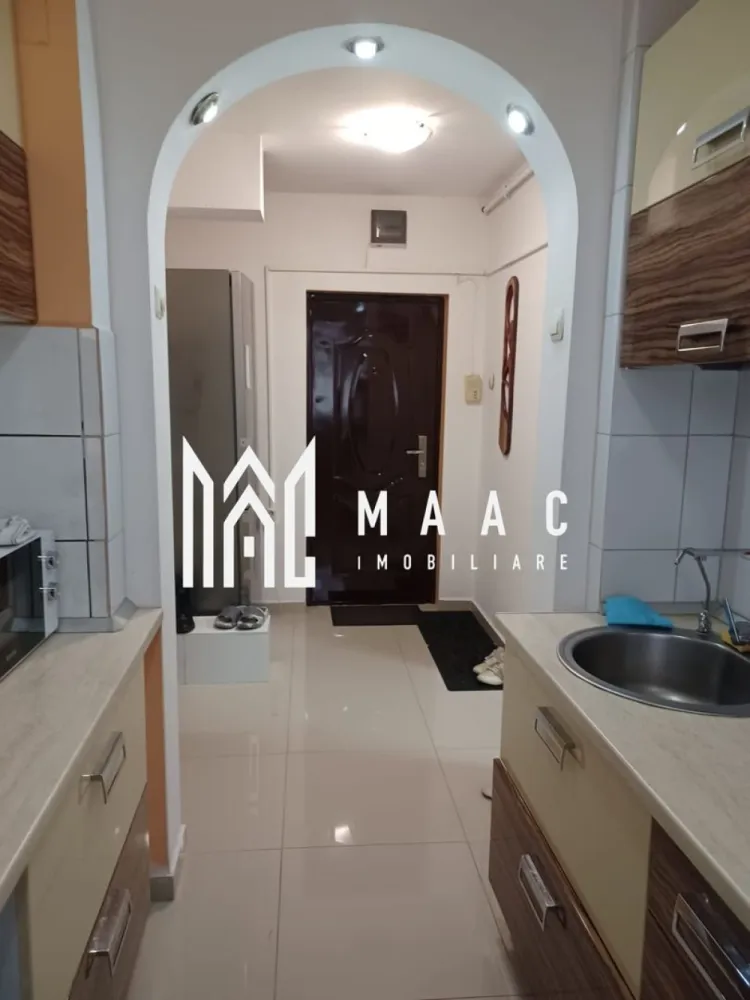 Apartament 2 camere I Parter I zona Mihai Viteazul - MAAC Imobiliare va propune spre vânzare un apartament cu 2 camere semidecomandat ,compus din living ,dormitor ,baie cu geam și bucătărie separată. E situat la parter înalt, într-un imobil bine întreținut. O locuință ce aduce echilibrul între confort, funcționalitate și poziționare buna în oraș. Apartamentul este complet mobilat, amenajat cu bun gust și atenție la detalii, iar dotările includ electrocasnice de calitate, alese pentru durabilitate și eficiență. Spațiile sunt bine proporționate, luminoase și primitoare. Apartamentul este potrivit atât pentru locuinta personală, cât și pentru investiție. Unul dintre marile avantaje ale proprietății este amplasarea: vizavi de Școala Nr. 9 Sibiu și Liceul Noica,, cu acces rapid către punctele importante ale orașului Pentru mai multe detalii precizați ca ați văzut anunțul cu ID CP2943893 }}