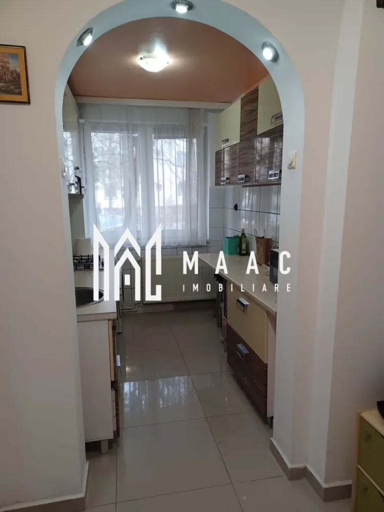 Apartament 2 camere I Parter I zona Mihai Viteazul - MAAC Imobiliare va propune spre vânzare un apartament cu 2 camere semidecomandat ,compus din living ,dormitor ,baie cu geam și bucătărie separată. E situat la parter înalt, într-un imobil bine întreținut. O locuință ce aduce echilibrul între confort, funcționalitate și poziționare buna în oraș. Apartamentul este complet mobilat, amenajat cu bun gust și atenție la detalii, iar dotările includ electrocasnice de calitate, alese pentru durabilitate și eficiență. Spațiile sunt bine proporționate, luminoase și primitoare. Apartamentul este potrivit atât pentru locuinta personală, cât și pentru investiție. Unul dintre marile avantaje ale proprietății este amplasarea: vizavi de Școala Nr. 9 Sibiu și Liceul Noica,, cu acces rapid către punctele importante ale orașului Pentru mai multe detalii precizați ca ați văzut anunțul cu ID CP2943893 }}