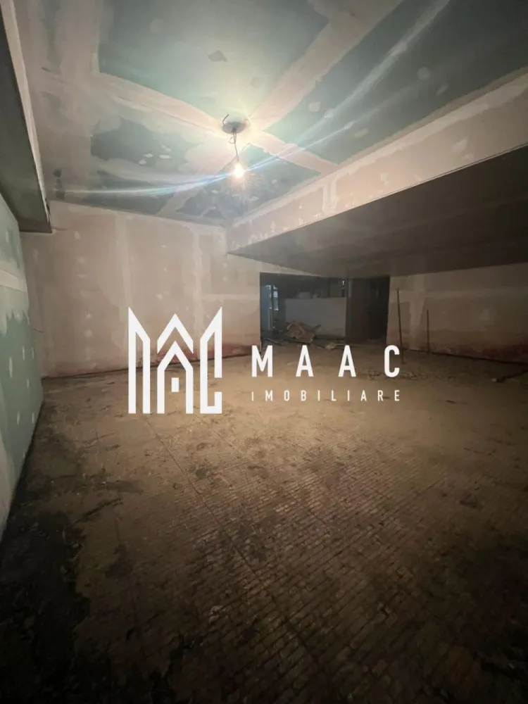 Spatiu Comercial | Ultracentral de inchiriat - MAAC Imobiliare vă propune spre închiriere un spațiu comercial de mari dimensiuni, situat ultracentral, în municipiul Râmnicu Vâlcea, într-o zonă cu vizibilitate excelentă și acces facil. Imobilul este amplasat la demisol și dispune de o suprafață totală de 750 mp, oferind un spațiu generos, cu multiple posibilități de compartimentare și amenajare în funcție de necesitățile chiriașului. Proprietatea beneficiază de: * Două ieșiri existente * Posibilitatea amenajării unei a treia ieșiri, un avantaj important pentru activități cu flux mare de persoane * Înălțime generoasă, potrivită pentru activități comerciale și recreative Datorită configurației și poziționării ultracentrale, spațiul este ideal pentru: * Cazino * Sală de bowling * Sală de jocuri pentru copii * Magazine textile * Showroom-uri * Diverse activități comerciale sau de divertisment Locația oferă vad comercial foarte bun și accesibilitate ridicată, reprezentând o oportunitate excelentă pentru dezvoltarea unei afaceri într-o zonă cu potențial. Pentru detalii suplimentare și programarea unei vizionări, echipa MAAC Imobiliare vă stă la dispoziție. ID: CP2945029 }}