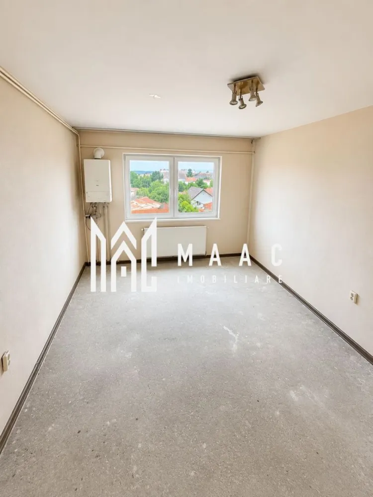 Apartament 1 Camera de Vanzare I De Renovat I Promenda Mall - MAAC Imobiliare vă propune spre vânzare o garsonieră situată la etajul 4 din 4 al unui imobil amplasat în zona Trei Stejari – Promenada Mall, una dintre cele mai apreciate locații din Sibiu, datorită accesului rapid către centrul orașului, instituții de învățământ și principalele puncte de interes.

Proprietatea reprezintă o oportunitate excelentă atât pentru locuință proprie, cât și pentru investiție, având un preț foarte atractiv raportat la potențialul pe care îl oferă.

Avantajul principal

Garsoniera este complet goală, fără mobilier sau alte obiecte, ceea ce facilitează începerea imediată a lucrărilor de renovare. Noul proprietar își poate amenaja locuința exact după propriile preferințe, fără costuri suplimentare pentru evacuare sau demolări.

Avantaje:
Etaj 4 din 4
Compartimentare practică
Garsonieră complet liberă, pregătită pentru renovare
Posibilitatea amenajării după propriul gust
Preț foarte competitiv pentru zonă
Disponibilă imediat
Localizare excelentă:
La câteva minute de Promenada Mall
În apropierea Facultății de Medicină, ceea ce o face foarte atractivă pentru studenți
Acces rapid către centrul orașului
Stații de transport în comun în imediata apropiere
Magazine, farmacii, restaurante și alte facilități la doar câteva minute de mers pe jos
Ideală pentru investiție

Datorită poziționării excelente, garsoniera oferă un potențial ridicat de rentabilitate, fiind potrivită pentru:

închiriere pe termen lung;
regim hotelier (Airbnb/Booking);
locuință pentru studenți sau tineri profesioniști.

Dacă sunteți în căutarea unei proprietăți cu potențial ridicat de valorificare, într-o zonă cu cerere constantă și la un preț accesibil, această garsonieră reprezintă o alegere inspirată.

!!! POZELE SUNT CU TITLU INFORMATIV !!!

Pentru informati si vizionari: CP3200901