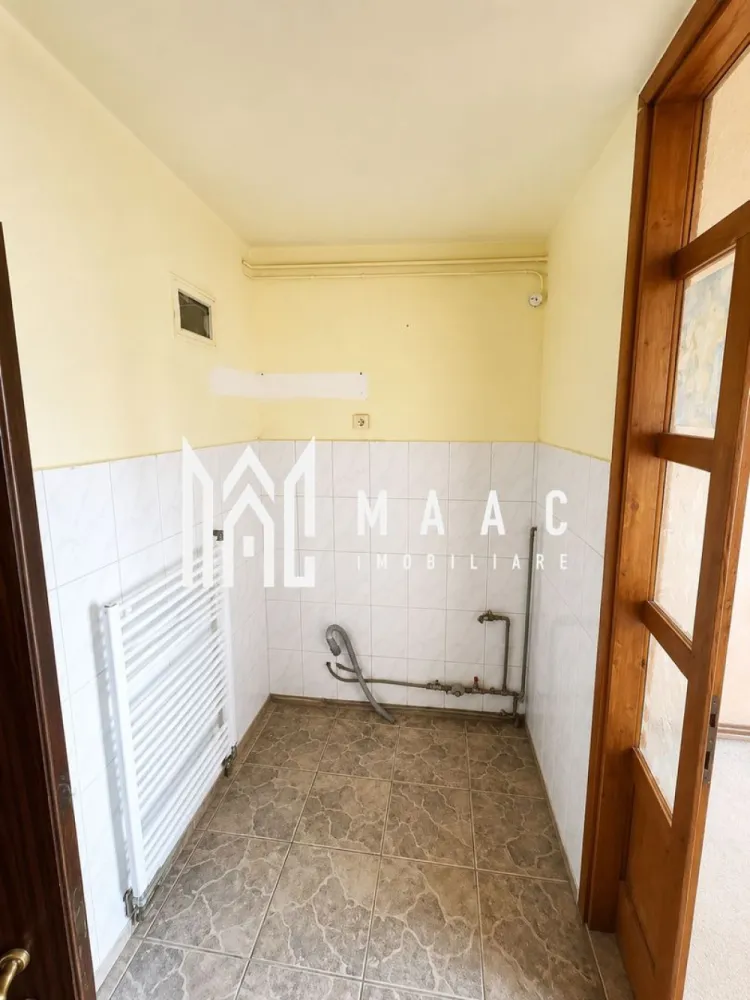 Apartament 1 Camera de Vanzare I De Renovat I Promenda Mall - MAAC Imobiliare vă propune spre vânzare o garsonieră situată la etajul 4 din 4 al unui imobil amplasat în zona Trei Stejari – Promenada Mall, una dintre cele mai apreciate locații din Sibiu, datorită accesului rapid către centrul orașului, instituții de învățământ și principalele puncte de interes.

Proprietatea reprezintă o oportunitate excelentă atât pentru locuință proprie, cât și pentru investiție, având un preț foarte atractiv raportat la potențialul pe care îl oferă.

Avantajul principal

Garsoniera este complet goală, fără mobilier sau alte obiecte, ceea ce facilitează începerea imediată a lucrărilor de renovare. Noul proprietar își poate amenaja locuința exact după propriile preferințe, fără costuri suplimentare pentru evacuare sau demolări.

Avantaje:
Etaj 4 din 4
Compartimentare practică
Garsonieră complet liberă, pregătită pentru renovare
Posibilitatea amenajării după propriul gust
Preț foarte competitiv pentru zonă
Disponibilă imediat
Localizare excelentă:
La câteva minute de Promenada Mall
În apropierea Facultății de Medicină, ceea ce o face foarte atractivă pentru studenți
Acces rapid către centrul orașului
Stații de transport în comun în imediata apropiere
Magazine, farmacii, restaurante și alte facilități la doar câteva minute de mers pe jos
Ideală pentru investiție

Datorită poziționării excelente, garsoniera oferă un potențial ridicat de rentabilitate, fiind potrivită pentru:

închiriere pe termen lung;
regim hotelier (Airbnb/Booking);
locuință pentru studenți sau tineri profesioniști.

Dacă sunteți în căutarea unei proprietăți cu potențial ridicat de valorificare, într-o zonă cu cerere constantă și la un preț accesibil, această garsonieră reprezintă o alegere inspirată.

!!! POZELE SUNT CU TITLU INFORMATIV !!!

Pentru informati si vizionari: CP3200901