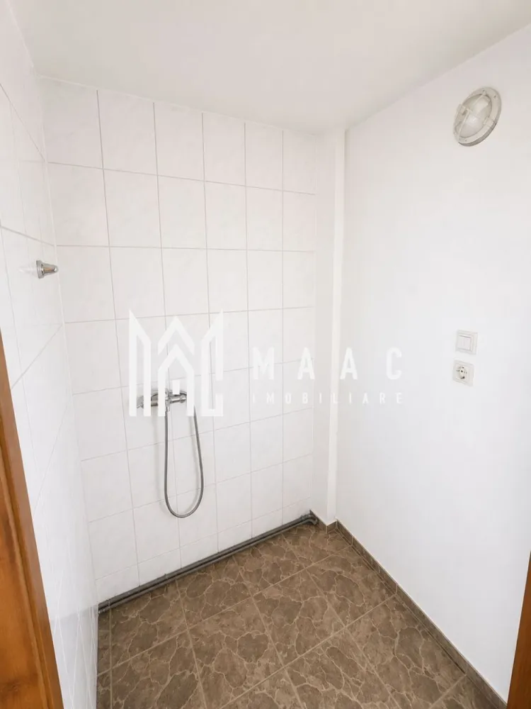 Apartament 1 Camera de Vanzare I De Renovat I Promenda Mall - MAAC Imobiliare vă propune spre vânzare o garsonieră situată la etajul 4 din 4 al unui imobil amplasat în zona Trei Stejari – Promenada Mall, una dintre cele mai apreciate locații din Sibiu, datorită accesului rapid către centrul orașului, instituții de învățământ și principalele puncte de interes.

Proprietatea reprezintă o oportunitate excelentă atât pentru locuință proprie, cât și pentru investiție, având un preț foarte atractiv raportat la potențialul pe care îl oferă.

Avantajul principal

Garsoniera este complet goală, fără mobilier sau alte obiecte, ceea ce facilitează începerea imediată a lucrărilor de renovare. Noul proprietar își poate amenaja locuința exact după propriile preferințe, fără costuri suplimentare pentru evacuare sau demolări.

Avantaje:
Etaj 4 din 4
Compartimentare practică
Garsonieră complet liberă, pregătită pentru renovare
Posibilitatea amenajării după propriul gust
Preț foarte competitiv pentru zonă
Disponibilă imediat
Localizare excelentă:
La câteva minute de Promenada Mall
În apropierea Facultății de Medicină, ceea ce o face foarte atractivă pentru studenți
Acces rapid către centrul orașului
Stații de transport în comun în imediata apropiere
Magazine, farmacii, restaurante și alte facilități la doar câteva minute de mers pe jos
Ideală pentru investiție

Datorită poziționării excelente, garsoniera oferă un potențial ridicat de rentabilitate, fiind potrivită pentru:

închiriere pe termen lung;
regim hotelier (Airbnb/Booking);
locuință pentru studenți sau tineri profesioniști.

Dacă sunteți în căutarea unei proprietăți cu potențial ridicat de valorificare, într-o zonă cu cerere constantă și la un preț accesibil, această garsonieră reprezintă o alegere inspirată.

!!! POZELE SUNT CU TITLU INFORMATIV !!!

Pentru informati si vizionari: CP3200901
