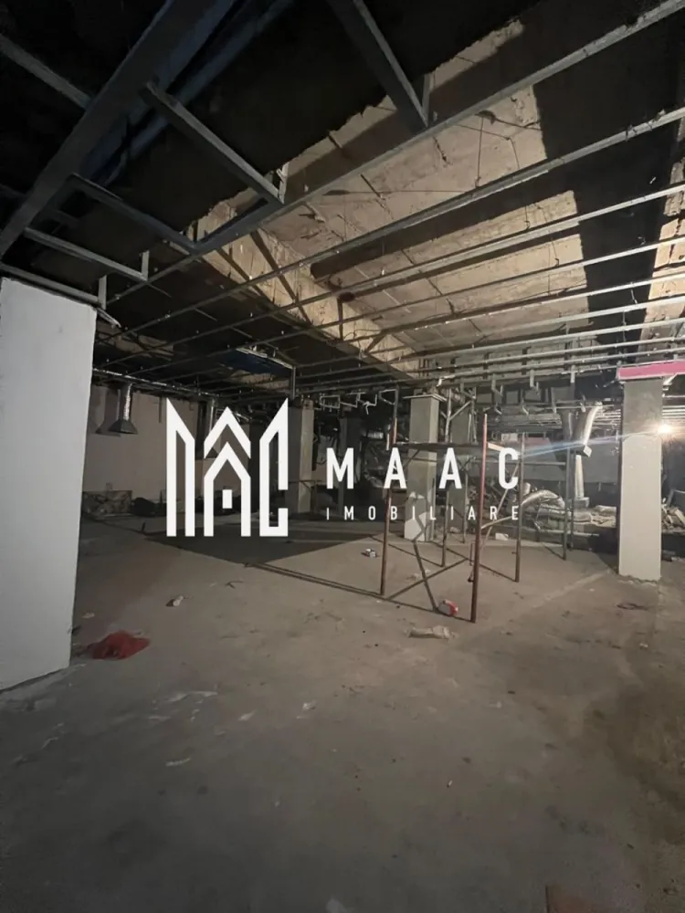 Spatiu Comercial | Ultracentral - MAAC Imobiliare vă propune spre vânzare un spațiu comercial de mari dimensiuni, situat ultracentral, în municipiul Râmnicu Vâlcea – o zonă cu vizibilitate excelentă și acces facil. Imobilul este amplasat la demisol și are o suprafață totală de 671 mp, oferind un spațiu generos, cu multiple posibilități de compartimentare și amenajare. Proprietatea dispune de: * Două ieșiri existente * Posibilitatea amenajării unei a treia ieșiri, un avantaj major pentru activități comerciale * Înălțime generoasa, care permite desfășurarea diverselor tipuri de activități Datorită dimensiunii și configurației, spațiul este pretabil pentru: * Cazino * Sală de bowling * Sală de jocuri pentru copii * Magazine textile * Showroom-uri * Activități recreative sau comerciale diverse Poziționarea ultracentrală oferă un vad comercial foarte bun și potențial ridicat de investiție, fiind ideal atât pentru dezvoltarea unei afaceri proprii, cât și pentru obținerea unui randament atractiv din închiriere. Pentru informații suplimentare și programarea unei vizionări, echipa MAAC Imobiliare vă stă la dispoziție. ID: CP2944968 }}