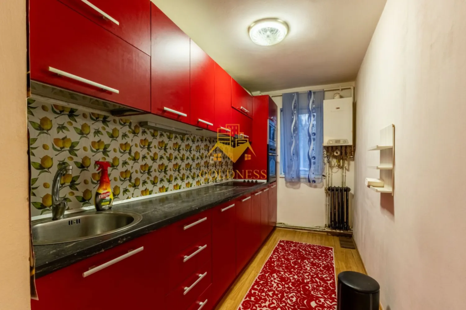 2 camere decomandate, Mehedinti, Zona Campului, Izlazului, Manastur - Goldness Imobiliare vă propune spre vânzare un apartament cu 2 camere decomandate complet mobilat și utilat, la parterul unui imobil de 10 etaje, în Cartierul Manastur.

Se află în apropierea stațiilor de transport în comun, magazine, restaurante, spații verzi, farmacii, etc. 

Apartamentul este compartimentat astfel:
 - dormitor cu pat matrimonial, dressing
 - dormitor 
 - bucatarie complet utilată și mobilată, loc de servit masa 
 - baie cu cada, calorifer port prosop și dulap pentru depozitare
 - 1 camara
 -1 debara
 - boxa la subsol (beci)

Imobilul este dotat cu toate cele necesare- centrală proprie, frigider, aragaz, hotă, mașină de spălat haine, etc. 

Dacă sunteți interesați de acest apartament și doriți să îl vizionați, dar și pentru alte oferte nu ezitați să ne contactați telefonic sau prin e-mail. Vă stăm la dispoziție!
Pentru intermediere se percepe un comision de 2% din prețul vanzarii!
