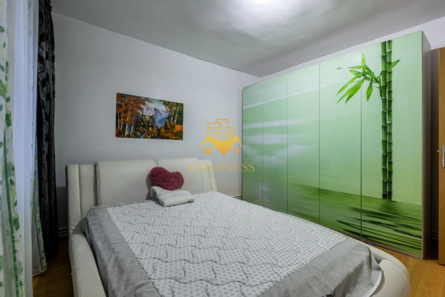 2 camere decomandate, Mehedinti, Zona Campului, Izlazului, Manastur - Goldness Imobiliare vă propune spre vânzare un apartament cu 2 camere decomandate complet mobilat și utilat, la parterul unui imobil de 10 etaje, în Cartierul Manastur.

Se află în apropierea stațiilor de transport în comun, magazine, restaurante, spații verzi, farmacii, etc. 

Apartamentul este compartimentat astfel:
 - dormitor cu pat matrimonial, dressing
 - dormitor 
 - bucatarie complet utilată și mobilată, loc de servit masa 
 - baie cu cada, calorifer port prosop și dulap pentru depozitare
 - 1 camara
 -1 debara
 - boxa la subsol (beci)

Imobilul este dotat cu toate cele necesare- centrală proprie, frigider, aragaz, hotă, mașină de spălat haine, etc. 

Dacă sunteți interesați de acest apartament și doriți să îl vizionați, dar și pentru alte oferte nu ezitați să ne contactați telefonic sau prin e-mail. Vă stăm la dispoziție!
Pentru intermediere se percepe un comision de 2% din prețul vanzarii!
