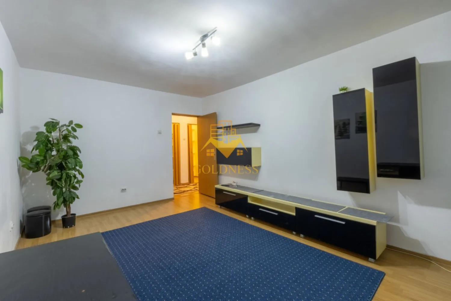 2 camere decomandate, Mehedinti, Zona Campului, Izlazului, Manastur - Goldness Imobiliare vă propune spre vânzare un apartament cu 2 camere decomandate complet mobilat și utilat, la parterul unui imobil de 10 etaje, în Cartierul Manastur.

Se află în apropierea stațiilor de transport în comun, magazine, restaurante, spații verzi, farmacii, etc. 

Apartamentul este compartimentat astfel:
 - dormitor cu pat matrimonial, dressing
 - dormitor 
 - bucatarie complet utilată și mobilată, loc de servit masa 
 - baie cu cada, calorifer port prosop și dulap pentru depozitare
 - 1 camara
 -1 debara
 - boxa la subsol (beci)

Imobilul este dotat cu toate cele necesare- centrală proprie, frigider, aragaz, hotă, mașină de spălat haine, etc. 

Dacă sunteți interesați de acest apartament și doriți să îl vizionați, dar și pentru alte oferte nu ezitați să ne contactați telefonic sau prin e-mail. Vă stăm la dispoziție!
Pentru intermediere se percepe un comision de 2% din prețul vanzarii!