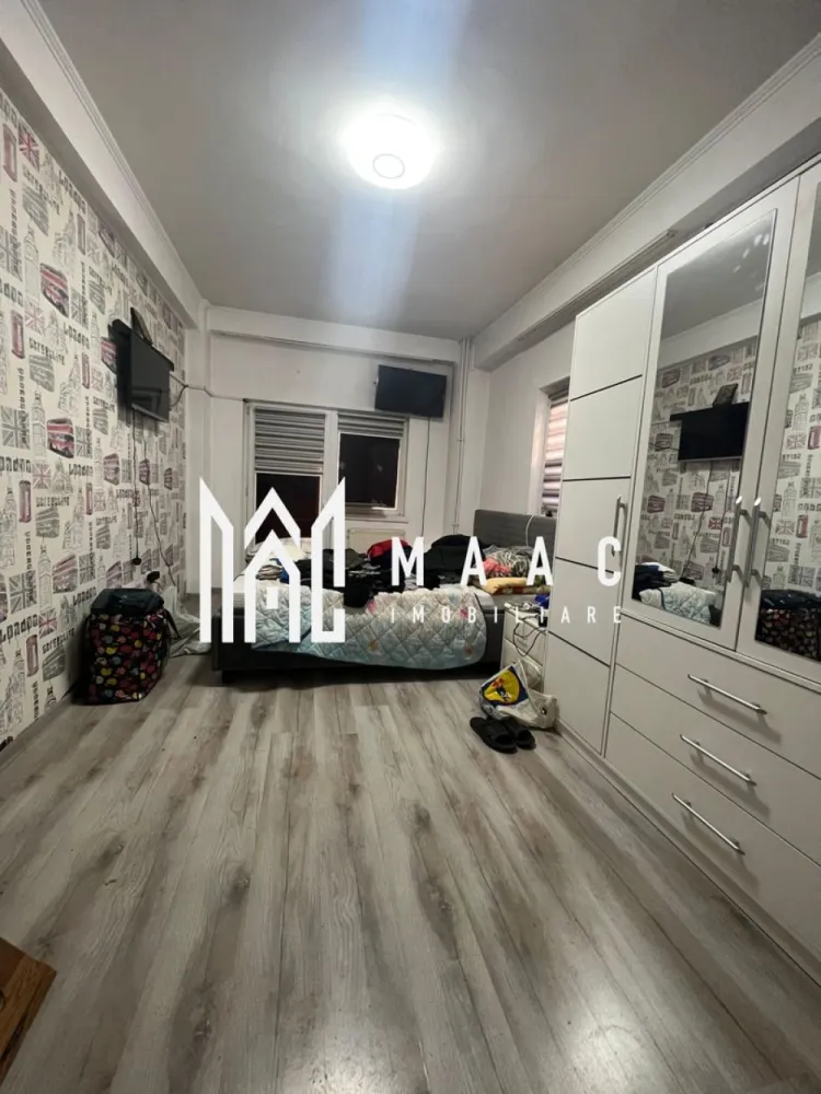 Spatiu comercial | Rezidential | Piata Nord - MAAC Imobiliare vă propune spre vânzare o clădire P+2+M situată în municipiul Râmnicu Vâlcea, în cartierul Nord, zona Piață – o locație excelentă, cu vizibilitate foarte bună și acces facil către principalele puncte de interes ale orașului. Imobilul are o suprafață de aproximativ 250 mp și este compartimentat eficient, fiind ideal atât pentru locuință individuală, cât și pentru activități comerciale sau de birouri (sediu firmă, clinică medicală, cabinete, after-school, spații administrative etc.). Proprietatea dispune de: * Regim de înălțime Parter + 2 Etaje + Mansardă * Spații generoase și luminoase * Compartimentare flexibilă, adaptabilă diverselor tipuri de activitate * Locuri de parcare închiriate de la primărie, un avantaj important pentru viitorii proprietari, angajați sau clienți Poziționarea în zona Pieței Nord oferă un vad comercial bun și potențial ridicat de investiție, fiind potrivită atât pentru utilizare proprie, cât și pentru dezvoltarea unei afaceri sau obținerea de venit din chirii. Pentru mai multe informații și programarea unei vizionări, echipa MAAC Imobiliare vă stă la dispoziție. ID : CP2944931 }}