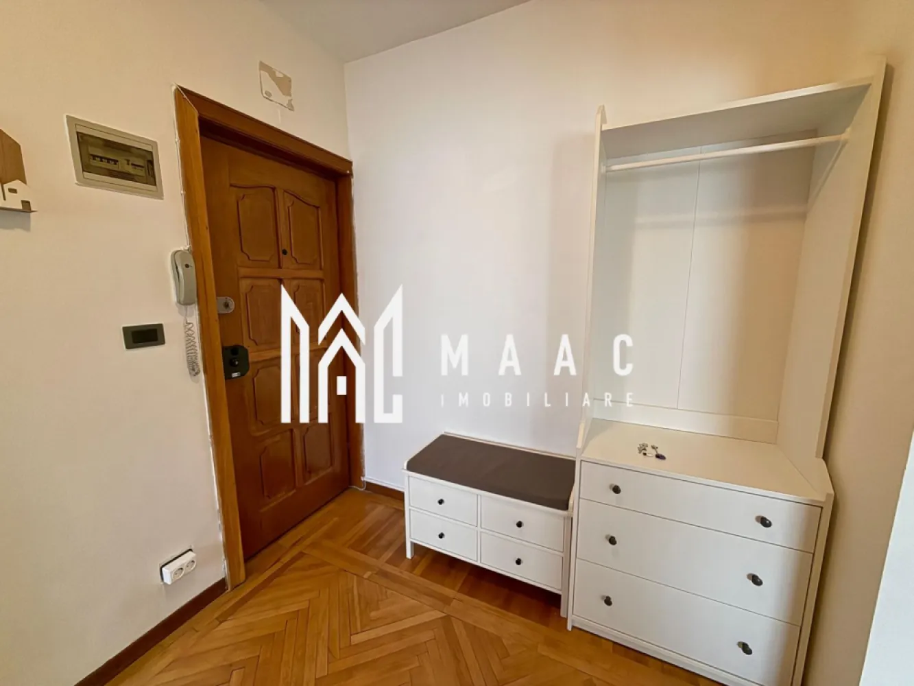 Apartament 3 camere | 2 bai | Renovat | Balcon | V. Aurie