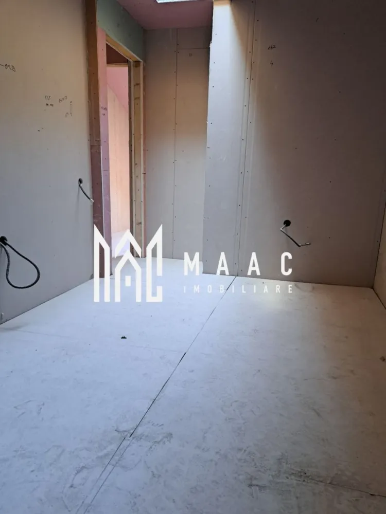 Apartament 2 camere | cartier Traian | 44mp - MAAC Imobiliare vă propune spre vânzare un apartament modern cu 2 camere, situat la mansardă, în cartierul Traian. Locuința face parte dintr-o construcție nouă, realizată din BCA, și are o suprafață utilă de 44 mp, fiind dispusă pe două niveluri, oferind un spațiu eficient compartimentat și ideal pentru un stil de viață modern. Compartimentare practică pe două niveluri: Parter: zonă de living cu bucătărie open-space și baie Etaj: dormitor luminos Apartamentul se predă la stadiul de gri, oferind viitorului proprietar libertatea de a-l amenaja și finisa după propriul gust și buget. Este o oportunitate excelentă atât pentru locuință personală, cât și pentru investiție (închiriere pe termen lung sau regim hotelier). Localizare avantajoasă – situat în cartierul Traian, cu acces facil la mijloace de transport, magazine, școli și alte puncte de interes. Preț: 28.000 € + TVA Imaginile atașate includ atât fotografii tip showroom (cu titlu de prezentare), cât și poze din stadiul actual de predare. Pentru mai multe informații sau programarea unei vizionări, echipa MAAC Imobiliare vă stă la dispoziție! CP2944995 }}