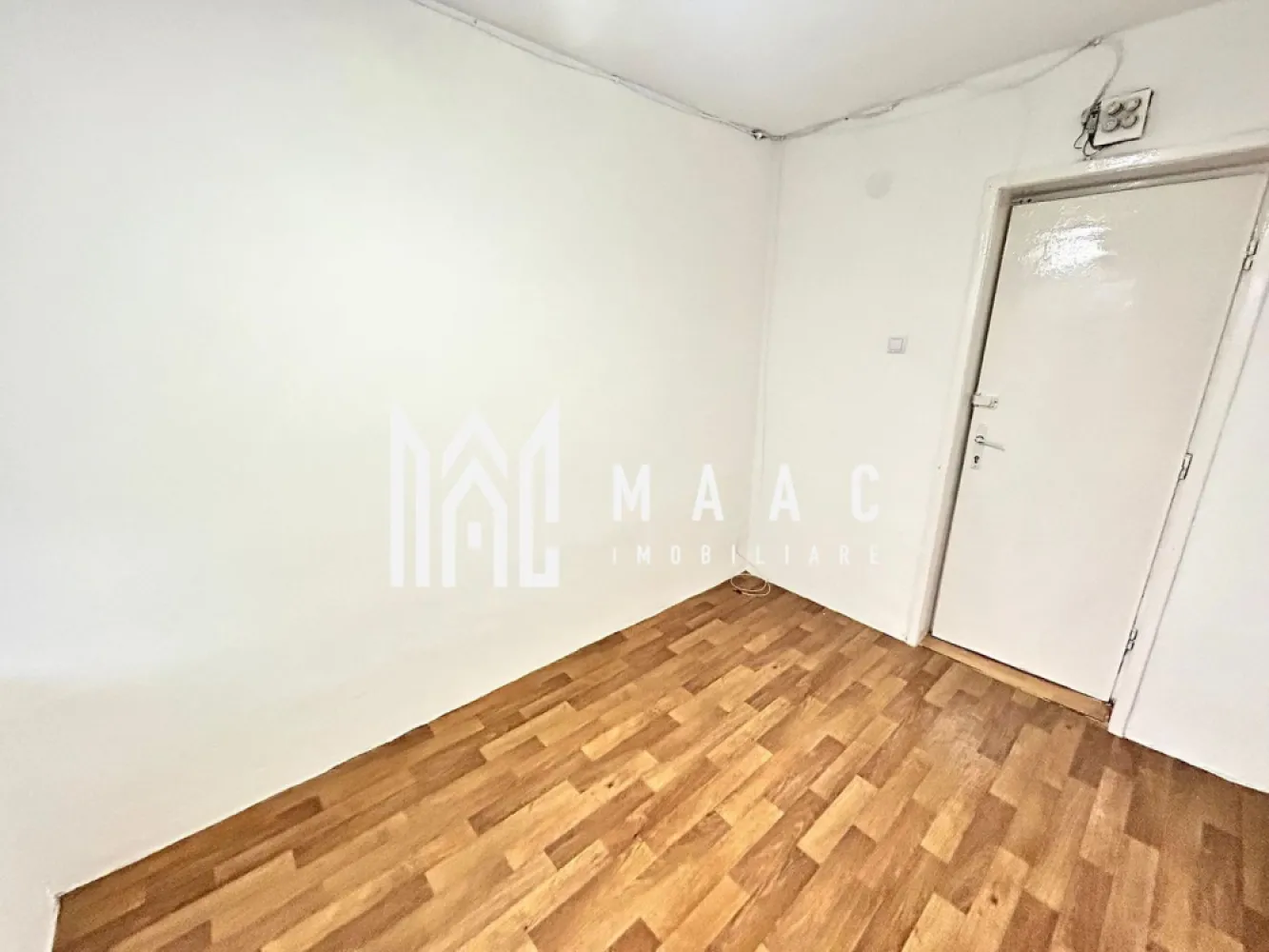 Garsonieră 12 MP | Etaj 1 | Cisnădie | Ideală pentru Investiție - MAAC Imobiliare vă prezintă spre vânzare o garsonieră compactă de 12 mp, situată în Cisnădie, într-o zonă liniștită de case, ideală pentru cei care doresc un spațiu accesibil și ușor de întreținut. Caracteristici principale: Suprafață: 12 mp Localizare: Zonă de case, ferită de agitație, în apropiere de puncte de interes din Cisnădie Etaj: 1 din 4 Stare: Nemobilată – oferă posibilitatea de amenajare după propriul gust Baie proprie în incintă Încălzire: pe calorifer electric Avantaje: Costuri de întreținere foarte reduse Potrivită ca locuință personală, garsonieră pentru studenți sau investiție pentru închiriere Zonă liniștită, cu acces facil către magazine, transport și alte facilități Garsoniera reprezintă o opțiune excelentă pentru cei care caută un spațiu mic, practic și eficient, cu posibilitatea de a-l transforma într-un loc modern și confortabil. Pentru mai multe detalii sau pentru a programa o vizionare, te rugăm să ne contactezi, specificând ID: CP2943150 }}