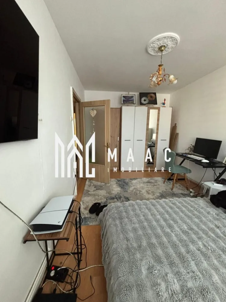 Apartament 2 camere decomandat, 48 mp utili – Bulevardul Mihai Viteazu - MAAC Imobiliare va propune spre vanzare un apartament cu 2 camere, total decomandat, cu o suprafață utilă de 48 mp, situat la etajul 4 din 5 al unui bloc bine întreținut, cu acoperiș. Compartimentare și beneficii: Living luminos, cu ferestre mari ce oferă multă lumină naturală și o priveliște frumoasă asupra orașului Dormitor spațios și confortabil Bucătărie separată, spațioasă și luminoasă, cu finisaje moderne Baie cu geam pentru aerisire naturală Balcon generos de 5 mp Pod de 48 mp deasupra apartamentului – ideal pentru depozitare Se vinde complet mobilat și utilat, exact ca în fotografii Avantaje suplimentare: Zonă liniștită și foarte bine cotată Bloc cu regim redus de înălțime Compartimentare practică, fără spații pierdute Lumină naturală din abundență Localizare premium – Aleea Biruinței, în zona Bulevardului Mihai Viteazu, aproape de: școli și grădinițe facultăți Casa de Sănătate magazine, farmacii și mijloace de transport Dacă îți dorești un apartament într-o zonă centrală, cu toate facilitățile la îndemână, acesta poate fi exact ceea ce cauți! Pentru mai multe detalii si programarea unei vizionari va rugam sa specificati ID: CP2942596. }}