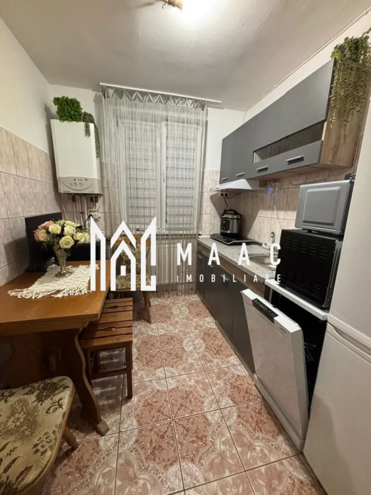 Apartament 2 camere decomandat, 48 mp utili – Bulevardul Mihai Viteazu - MAAC Imobiliare va propune spre vanzare un apartament cu 2 camere, total decomandat, cu o suprafață utilă de 48 mp, situat la etajul 4 din 5 al unui bloc bine întreținut, cu acoperiș. Compartimentare și beneficii: Living luminos, cu ferestre mari ce oferă multă lumină naturală și o priveliște frumoasă asupra orașului Dormitor spațios și confortabil Bucătărie separată, spațioasă și luminoasă, cu finisaje moderne Baie cu geam pentru aerisire naturală Balcon generos de 5 mp Pod de 48 mp deasupra apartamentului – ideal pentru depozitare Se vinde complet mobilat și utilat, exact ca în fotografii Avantaje suplimentare: Zonă liniștită și foarte bine cotată Bloc cu regim redus de înălțime Compartimentare practică, fără spații pierdute Lumină naturală din abundență Localizare premium – Aleea Biruinței, în zona Bulevardului Mihai Viteazu, aproape de: școli și grădinițe facultăți Casa de Sănătate magazine, farmacii și mijloace de transport Dacă îți dorești un apartament într-o zonă centrală, cu toate facilitățile la îndemână, acesta poate fi exact ceea ce cauți! Pentru mai multe detalii si programarea unei vizionari va rugam sa specificati ID: CP2942596. }}