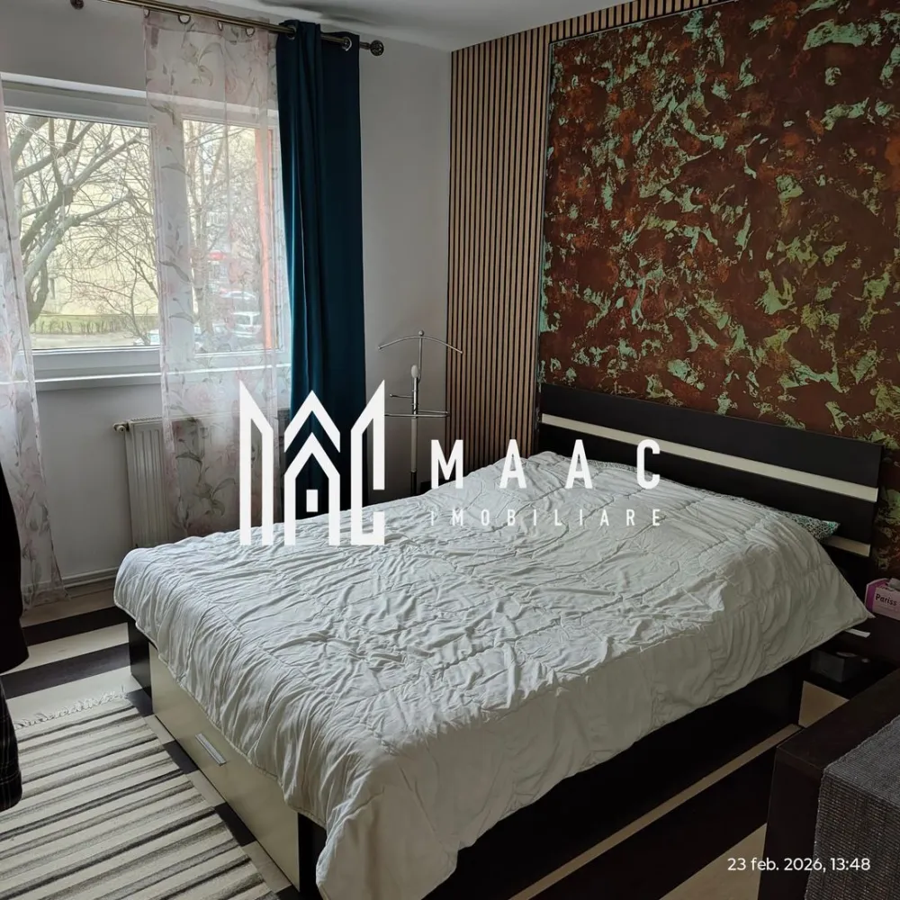 Apartament 3 camere decomandate 64 mp utili– Etaj 1 – Vasile Aaron, Sibiu - MAAC Imobiliare va propune spre vanzare un apartament cu 3 camere decomandate, situat la etajul 1 din 10 al unui bloc termoizolat din cartierul Vasile Aaron, pe str. Negoveanu, în Sibiu. Compartimentare practică și funcțională: 3 camere decomandate Bucătărie open-space cu holul Living spațios și luminos 2 dormitoare Baie cu duș Balcon închis Debara pentru depozitare Pivniță Renovare completă în 2019 – Finisaje moderne: Parchet, gresie și faianță modernă Geamuri termopan Ușă metalică la intrare Uși interioare schimbate Apartamentul se vinde complet mobilat și utilat, cu electrocasnice de foarte bună calitate: Mașină de spălat rufe Samsung – 9 kg Mașină de spălat vase Electrolux 2 televizoare (Samsung + LG) Centrală termică Bosch Imobilul este bine întreținut și aduce multiple îmbunătățiri: Bloc reabilitat termic Lift înlocuit Acoperiș hidroizolat Datorită reabilitării termice și centralei proprii, locuința are costuri reduse la gaz (facturi disponibile pentru verificare). Avantaje locație – Totul la câțiva pași: 10 m până la grădiniță 300 m până la școală 200 m stație autobuz 200 m Piață 200 m Profi 300 m Penny 1200 m Lidl și Shopping City Sibiu Zona este liniștită, cu spații verzi generoase, ideală pentru plimbări și pentru animalele de companie. O locuință echilibrată, luminoasă și eficientă energetic, perfectă pentru o familie sau pentru investiție, situată într-o zonă cu acces rapid la toate facilitățile urbane. Pentru mai multe detalii si programarea unei vizionari va rugam sa specificati ID: CP2943603. }}