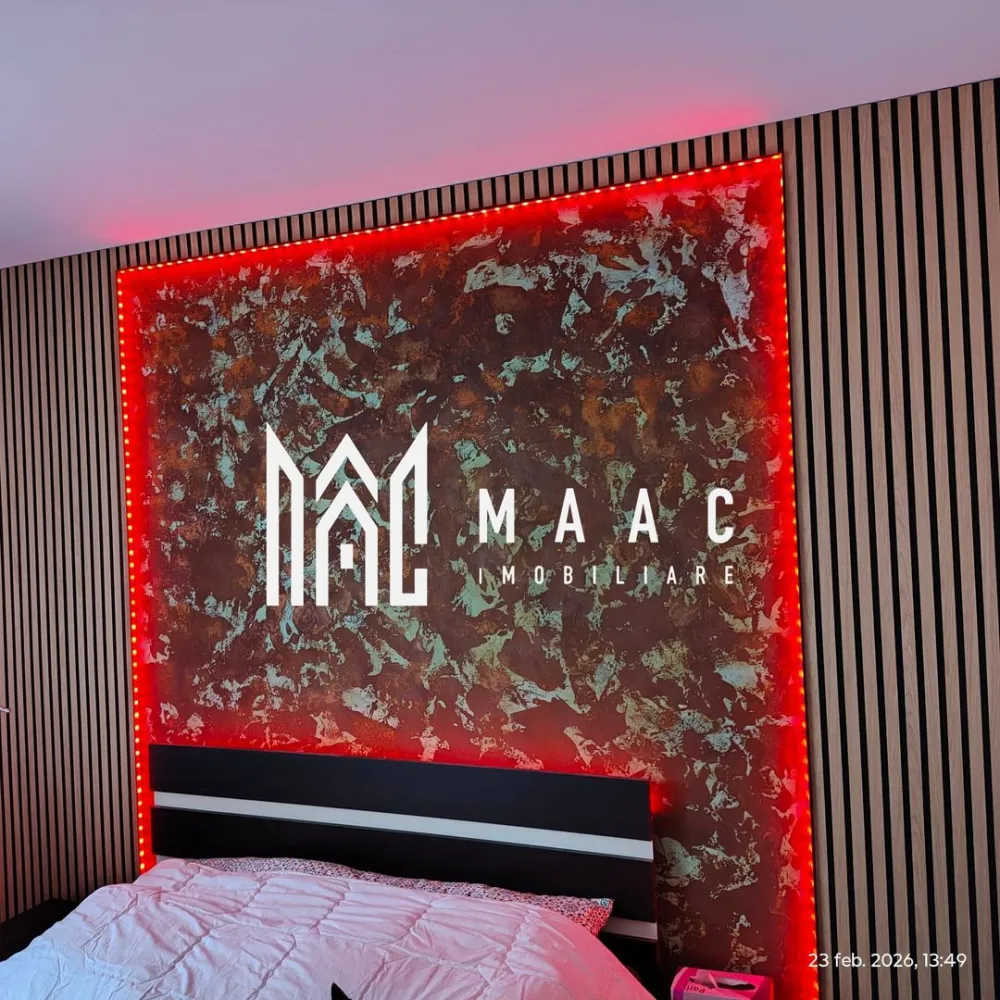 Apartament 3 camere decomandate 64 mp utili– Etaj 1 – Vasile Aaron, Sibiu - MAAC Imobiliare va propune spre vanzare un apartament cu 3 camere decomandate, situat la etajul 1 din 10 al unui bloc termoizolat din cartierul Vasile Aaron, pe str. Negoveanu, în Sibiu. Compartimentare practică și funcțională: 3 camere decomandate Bucătărie open-space cu holul Living spațios și luminos 2 dormitoare Baie cu duș Balcon închis Debara pentru depozitare Pivniță Renovare completă în 2019 – Finisaje moderne: Parchet, gresie și faianță modernă Geamuri termopan Ușă metalică la intrare Uși interioare schimbate Apartamentul se vinde complet mobilat și utilat, cu electrocasnice de foarte bună calitate: Mașină de spălat rufe Samsung – 9 kg Mașină de spălat vase Electrolux 2 televizoare (Samsung + LG) Centrală termică Bosch Imobilul este bine întreținut și aduce multiple îmbunătățiri: Bloc reabilitat termic Lift înlocuit Acoperiș hidroizolat Datorită reabilitării termice și centralei proprii, locuința are costuri reduse la gaz (facturi disponibile pentru verificare). Avantaje locație – Totul la câțiva pași: 10 m până la grădiniță 300 m până la școală 200 m stație autobuz 200 m Piață 200 m Profi 300 m Penny 1200 m Lidl și Shopping City Sibiu Zona este liniștită, cu spații verzi generoase, ideală pentru plimbări și pentru animalele de companie. O locuință echilibrată, luminoasă și eficientă energetic, perfectă pentru o familie sau pentru investiție, situată într-o zonă cu acces rapid la toate facilitățile urbane. Pentru mai multe detalii si programarea unei vizionari va rugam sa specificati ID: CP2943603. }}