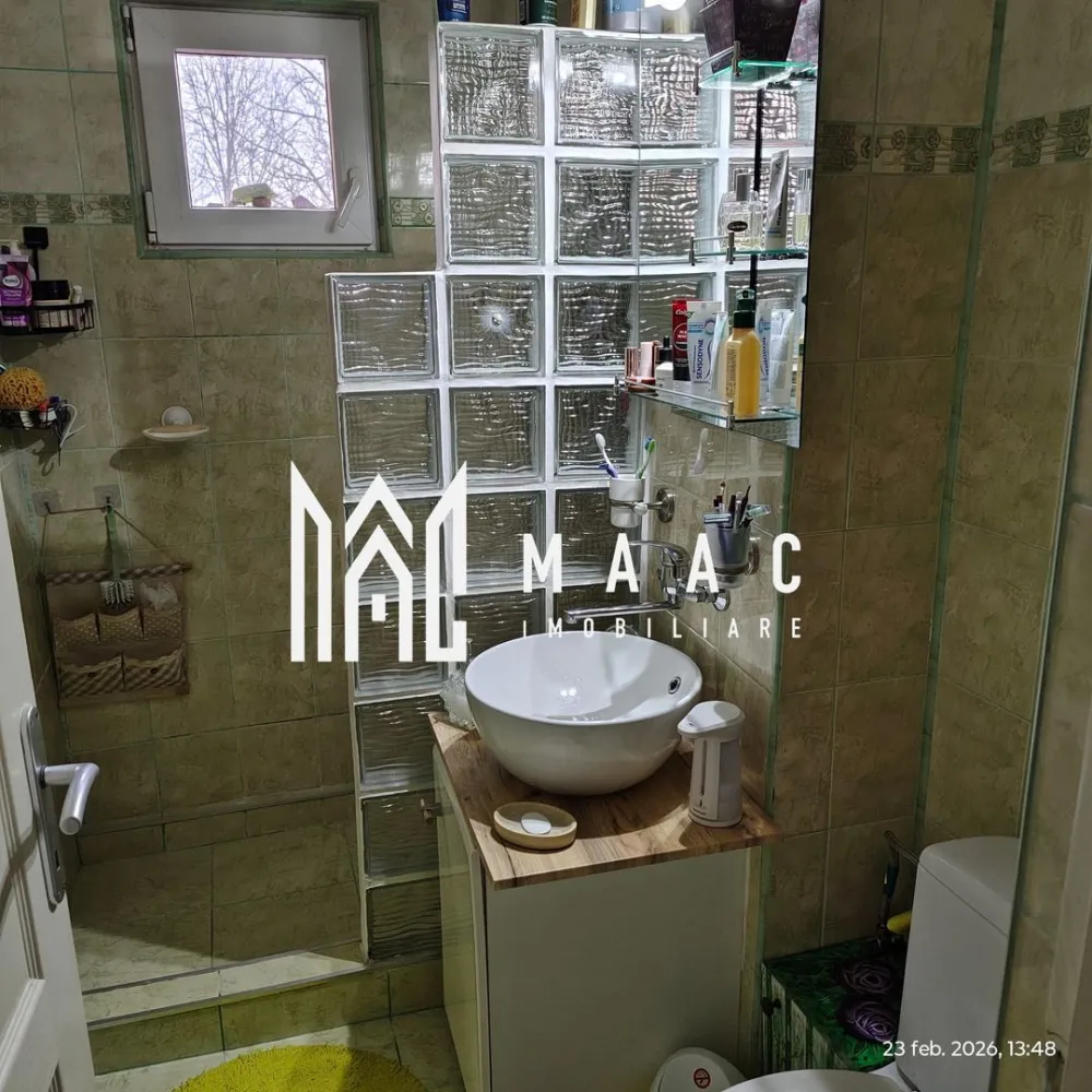 Apartament 3 camere decomandate 64 mp utili– Etaj 1 – Vasile Aaron, Sibiu - MAAC Imobiliare va propune spre vanzare un apartament cu 3 camere decomandate, situat la etajul 1 din 10 al unui bloc termoizolat din cartierul Vasile Aaron, pe str. Negoveanu, în Sibiu. Compartimentare practică și funcțională: 3 camere decomandate Bucătărie open-space cu holul Living spațios și luminos 2 dormitoare Baie cu duș Balcon închis Debara pentru depozitare Pivniță Renovare completă în 2019 – Finisaje moderne: Parchet, gresie și faianță modernă Geamuri termopan Ușă metalică la intrare Uși interioare schimbate Apartamentul se vinde complet mobilat și utilat, cu electrocasnice de foarte bună calitate: Mașină de spălat rufe Samsung – 9 kg Mașină de spălat vase Electrolux 2 televizoare (Samsung + LG) Centrală termică Bosch Imobilul este bine întreținut și aduce multiple îmbunătățiri: Bloc reabilitat termic Lift înlocuit Acoperiș hidroizolat Datorită reabilitării termice și centralei proprii, locuința are costuri reduse la gaz (facturi disponibile pentru verificare). Avantaje locație – Totul la câțiva pași: 10 m până la grădiniță 300 m până la școală 200 m stație autobuz 200 m Piață 200 m Profi 300 m Penny 1200 m Lidl și Shopping City Sibiu Zona este liniștită, cu spații verzi generoase, ideală pentru plimbări și pentru animalele de companie. O locuință echilibrată, luminoasă și eficientă energetic, perfectă pentru o familie sau pentru investiție, situată într-o zonă cu acces rapid la toate facilitățile urbane. Pentru mai multe detalii si programarea unei vizionari va rugam sa specificati ID: CP2943603. }}