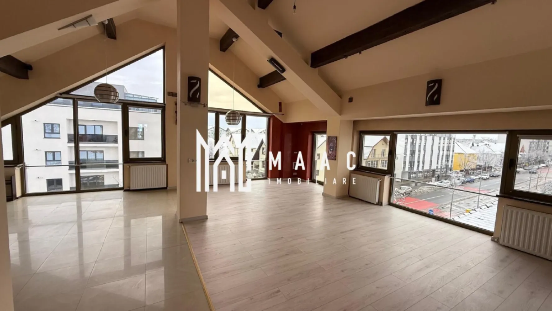 Spațiu de birouri | 120 mp| Calea Dumbrăvii - MAAC Imobiliare vă propune spre închiriere un spațiu de birouri situat într-o zonă premium a orașului Sibiu, pe Calea Dumbrăvii, într-o clădire nouă, modernă. Amplasat la mansarda imobilului, spațiul beneficiază de lumină naturală generoasă și oferă un mediu de lucru confortabil, ideal pentru activități de birou, IT, contabilitate, consultanță sau alte domenii administrative. Caracteristici principale: Suprafață utilă: 120 mp Compartimentare eficientă, ușor adaptabilă nevoilor chiriașului Grup sanitar propriu Utilități separate de restul clădirii (contorizare individuală) Clădire nouă, finisaje moderne Acces facil către mijloace de transport, restaurante și alte puncte de interes Spațiul oferă un cadru profesional, potrivit pentru companii care își doresc un sediu reprezentativ într-o zonă bine cotată a orașului. Pentru mai multe detalii sau pentru a programa o vizionare, vă rugăm să ne contactați specificând ID:CP2937470 }}