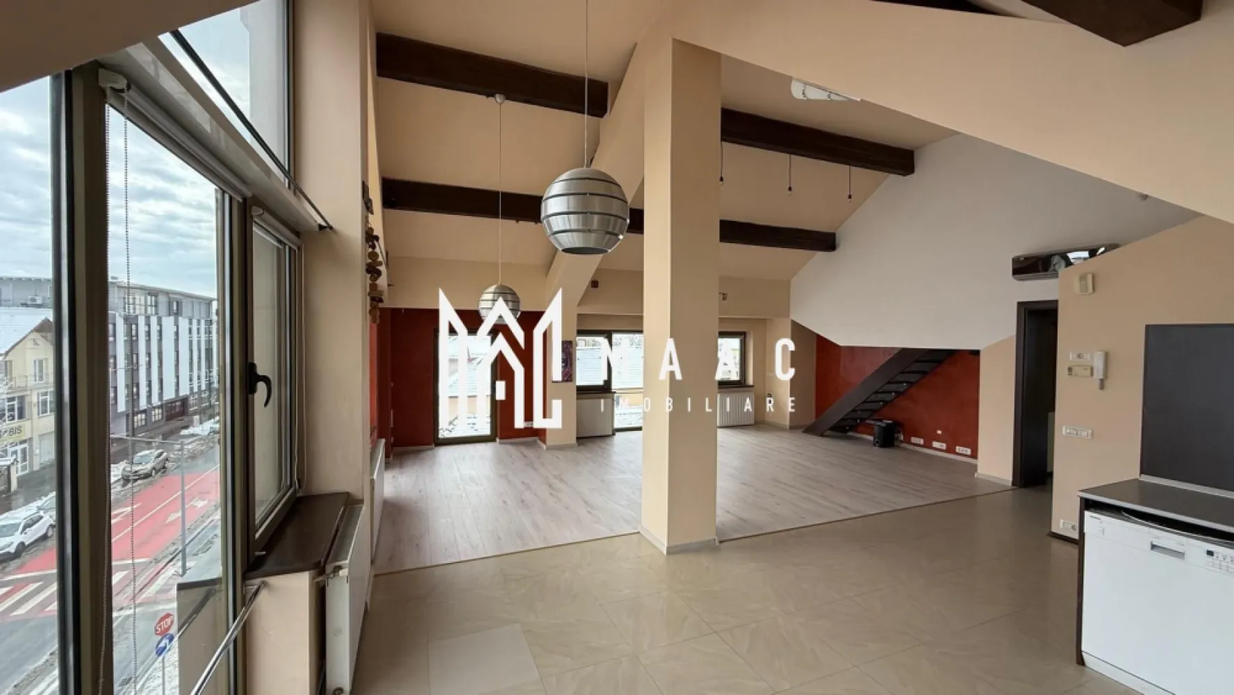 Spațiu de birouri | 120 mp| Calea Dumbrăvii - MAAC Imobiliare vă propune spre închiriere un spațiu de birouri situat într-o zonă premium a orașului Sibiu, pe Calea Dumbrăvii, într-o clădire nouă, modernă. Amplasat la mansarda imobilului, spațiul beneficiază de lumină naturală generoasă și oferă un mediu de lucru confortabil, ideal pentru activități de birou, IT, contabilitate, consultanță sau alte domenii administrative. Caracteristici principale: Suprafață utilă: 120 mp Compartimentare eficientă, ușor adaptabilă nevoilor chiriașului Grup sanitar propriu Utilități separate de restul clădirii (contorizare individuală) Clădire nouă, finisaje moderne Acces facil către mijloace de transport, restaurante și alte puncte de interes Spațiul oferă un cadru profesional, potrivit pentru companii care își doresc un sediu reprezentativ într-o zonă bine cotată a orașului. Pentru mai multe detalii sau pentru a programa o vizionare, vă rugăm să ne contactați specificând ID:CP2937470 }}