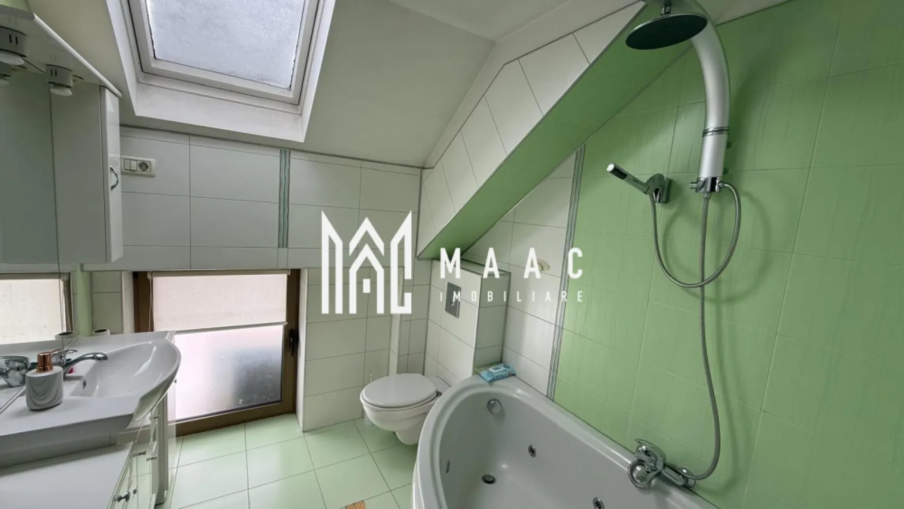 Spațiu de birouri | 120 mp| Calea Dumbrăvii - MAAC Imobiliare vă propune spre închiriere un spațiu de birouri situat într-o zonă premium a orașului Sibiu, pe Calea Dumbrăvii, într-o clădire nouă, modernă. Amplasat la mansarda imobilului, spațiul beneficiază de lumină naturală generoasă și oferă un mediu de lucru confortabil, ideal pentru activități de birou, IT, contabilitate, consultanță sau alte domenii administrative. Caracteristici principale: Suprafață utilă: 120 mp Compartimentare eficientă, ușor adaptabilă nevoilor chiriașului Grup sanitar propriu Utilități separate de restul clădirii (contorizare individuală) Clădire nouă, finisaje moderne Acces facil către mijloace de transport, restaurante și alte puncte de interes Spațiul oferă un cadru profesional, potrivit pentru companii care își doresc un sediu reprezentativ într-o zonă bine cotată a orașului. Pentru mai multe detalii sau pentru a programa o vizionare, vă rugăm să ne contactați specificând ID:CP2937470 }}