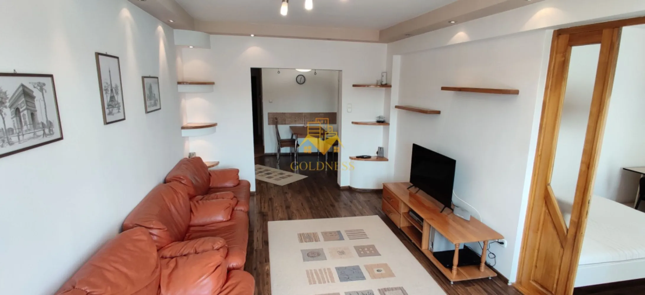 Apartament 4 camere 113 mp Observatorului bloc nou! - Va prezentam spre vanzare un apartament cu 4 camere, localizat in Cluj-Napoca, cartierul Zorilor, zona strazii Observatorului, in proximitatea Facultatii de Arhitectura.

Imobilul este amplasat intr-una dintre cele mai apreciate zone rezidentiale ale orasului, oferind acces rapid catre centrul Clujului, universitati, spitale si numeroase puncte de interes. Zona este recunoscuta pentru liniste, panorama deosebita si comunitatea de calitate.

In imediata apropiere regasim:

Facultatea de Arhitectura si Urbanism;
Sigma Shopping Center;
Spitalul Clinic de Recuperare;

Locatia beneficiaza de acces facil catre centrul orasului, statii de transport in comun, magazine, restaurante si zone verzi, fiind ideala atat pentru locuit, cat si pentru investitie.

Apartamentul detine o suprafata utila generoasa de 113 mp si este situat intr-un imobil de constructie noua.

Dispune de orientare sudica si de o panorama spectaculoasa asupra orasului, iar compartimentarea este moderna si foarte eficienta, fiind organizata astfel:

living spatios;
bucatarie generoasa;
zona de dining;
bar;
3 dormitoare;
2 bai;
debara;
balcon;

Finisajele sunt moderne, iar apartamentul se vinde complet mobilat si utilat, conform fotografiilor, fiind pregatit pentru mutare imediata sau pentru inchiriere.

Proprietatea beneficiaza de multiple spatii de depozitare, inclusiv o boxa la subsol si un spatiu de depozitare separat de apartament.

Confortul termic este asigurat de sistemul modern al imobilului, oferind eficienta si costuri reduse de intretinere.

In pret este inclus un loc de parcare situat in fata imobilului.

Datorita suprafetei generoase, compartimentarii moderne, orientarii sudice si amplasarii intr-una dintre cele mai cautate zone ale orasului, aceasta proprietate reprezinta o alegere excelenta pentru o familie sau pentru investitie.

Apartamentul este liber de sarcini, iar ca modalitate de plata se accepta atat plata integrala, cat si achizitia prin credit ipotecar.

Pentru mai multe detalii si programarea unei vizionari, nu ezitati sa ne contactati.