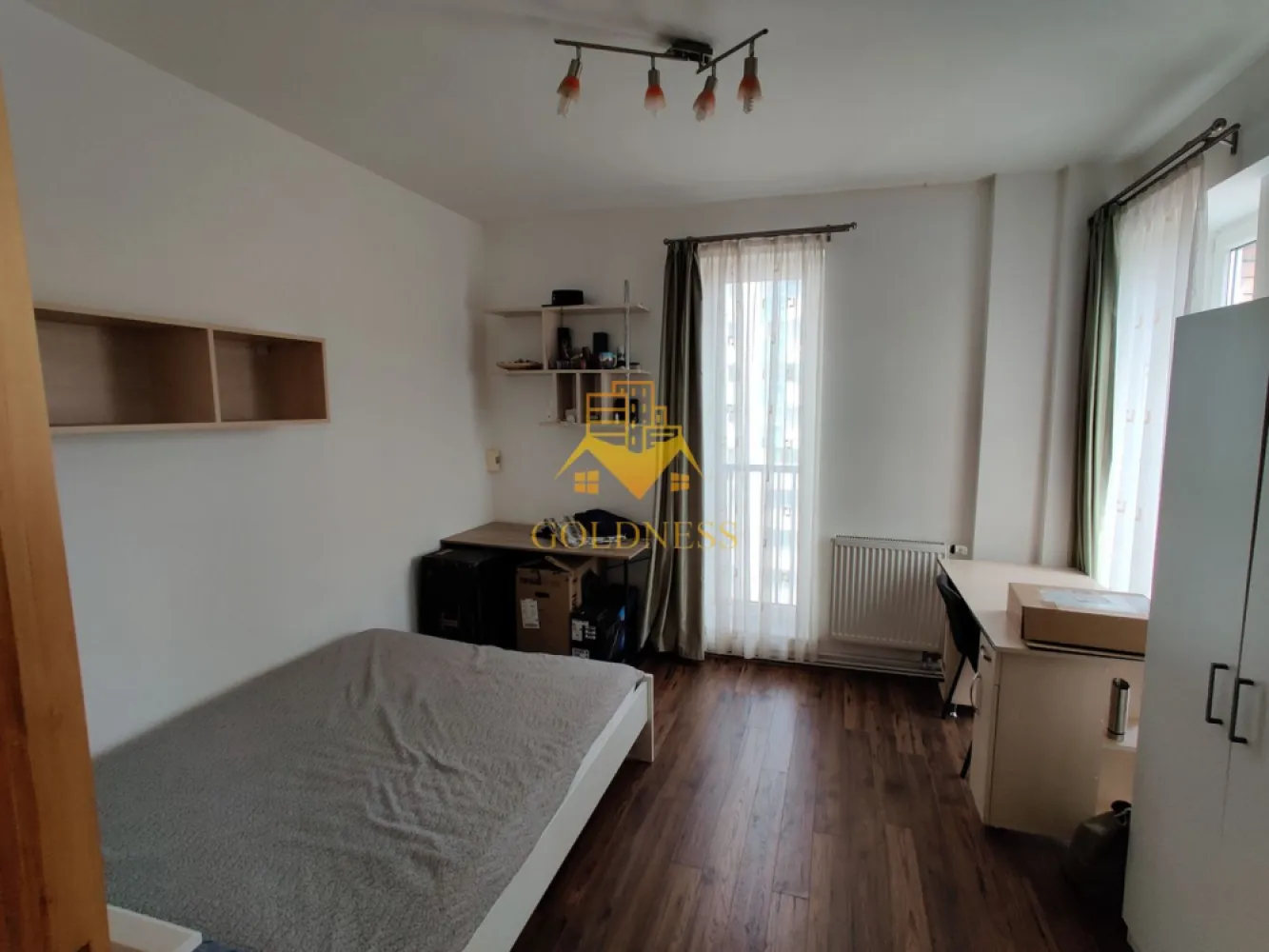 Apartament 4 camere 113 mp Observatorului bloc nou! - Va prezentam spre vanzare un apartament cu 4 camere, localizat in Cluj-Napoca, cartierul Zorilor, zona strazii Observatorului, in proximitatea Facultatii de Arhitectura.

Imobilul este amplasat intr-una dintre cele mai apreciate zone rezidentiale ale orasului, oferind acces rapid catre centrul Clujului, universitati, spitale si numeroase puncte de interes. Zona este recunoscuta pentru liniste, panorama deosebita si comunitatea de calitate.

In imediata apropiere regasim:

Facultatea de Arhitectura si Urbanism;
Sigma Shopping Center;
Spitalul Clinic de Recuperare;

Locatia beneficiaza de acces facil catre centrul orasului, statii de transport in comun, magazine, restaurante si zone verzi, fiind ideala atat pentru locuit, cat si pentru investitie.

Apartamentul detine o suprafata utila generoasa de 113 mp si este situat intr-un imobil de constructie noua.

Dispune de orientare sudica si de o panorama spectaculoasa asupra orasului, iar compartimentarea este moderna si foarte eficienta, fiind organizata astfel:

living spatios;
bucatarie generoasa;
zona de dining;
bar;
3 dormitoare;
2 bai;
debara;
balcon;

Finisajele sunt moderne, iar apartamentul se vinde complet mobilat si utilat, conform fotografiilor, fiind pregatit pentru mutare imediata sau pentru inchiriere.

Proprietatea beneficiaza de multiple spatii de depozitare, inclusiv o boxa la subsol si un spatiu de depozitare separat de apartament.

Confortul termic este asigurat de sistemul modern al imobilului, oferind eficienta si costuri reduse de intretinere.

In pret este inclus un loc de parcare situat in fata imobilului.

Datorita suprafetei generoase, compartimentarii moderne, orientarii sudice si amplasarii intr-una dintre cele mai cautate zone ale orasului, aceasta proprietate reprezinta o alegere excelenta pentru o familie sau pentru investitie.

Apartamentul este liber de sarcini, iar ca modalitate de plata se accepta atat plata integrala, cat si achizitia prin credit ipotecar.

Pentru mai multe detalii si programarea unei vizionari, nu ezitati sa ne contactati.