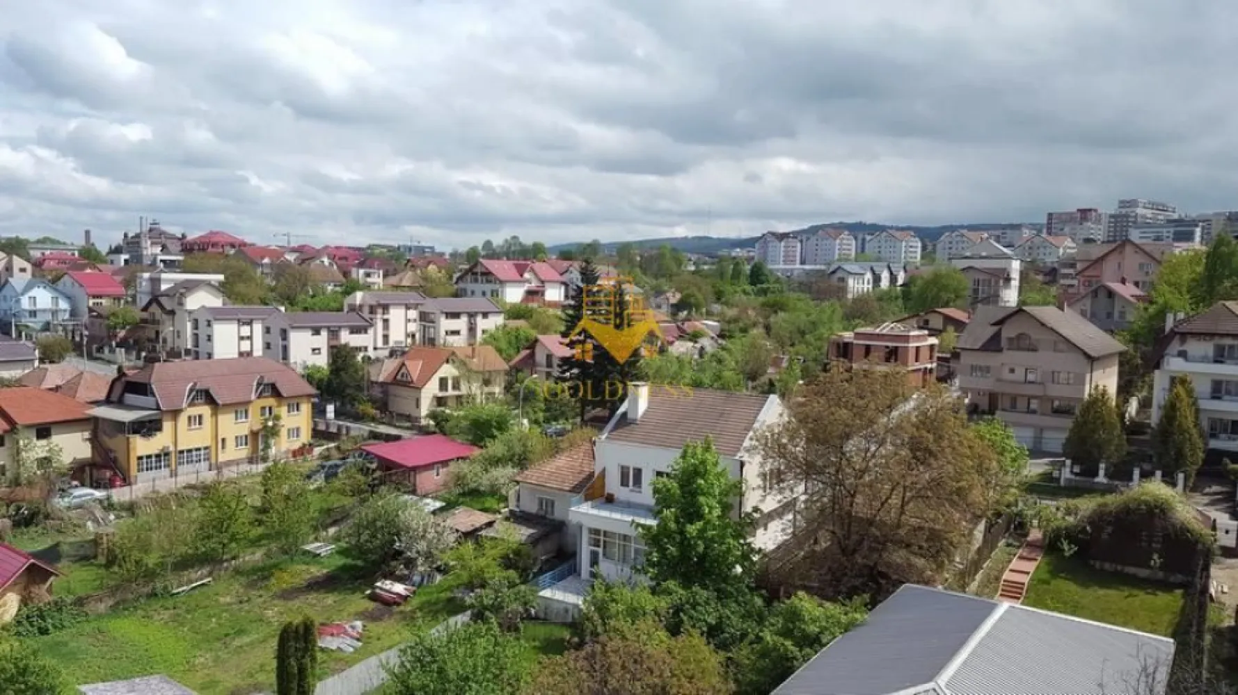 Apartament 4 camere 113 mp Observatorului bloc nou! - Va prezentam spre vanzare un apartament cu 4 camere, localizat in Cluj-Napoca, cartierul Zorilor, zona strazii Observatorului, in proximitatea Facultatii de Arhitectura.

Imobilul este amplasat intr-una dintre cele mai apreciate zone rezidentiale ale orasului, oferind acces rapid catre centrul Clujului, universitati, spitale si numeroase puncte de interes. Zona este recunoscuta pentru liniste, panorama deosebita si comunitatea de calitate.

In imediata apropiere regasim:

Facultatea de Arhitectura si Urbanism;
Sigma Shopping Center;
Spitalul Clinic de Recuperare;

Locatia beneficiaza de acces facil catre centrul orasului, statii de transport in comun, magazine, restaurante si zone verzi, fiind ideala atat pentru locuit, cat si pentru investitie.

Apartamentul detine o suprafata utila generoasa de 113 mp si este situat intr-un imobil de constructie noua.

Dispune de orientare sudica si de o panorama spectaculoasa asupra orasului, iar compartimentarea este moderna si foarte eficienta, fiind organizata astfel:

living spatios;
bucatarie generoasa;
zona de dining;
bar;
3 dormitoare;
2 bai;
debara;
balcon;

Finisajele sunt moderne, iar apartamentul se vinde complet mobilat si utilat, conform fotografiilor, fiind pregatit pentru mutare imediata sau pentru inchiriere.

Proprietatea beneficiaza de multiple spatii de depozitare, inclusiv o boxa la subsol si un spatiu de depozitare separat de apartament.

Confortul termic este asigurat de sistemul modern al imobilului, oferind eficienta si costuri reduse de intretinere.

In pret este inclus un loc de parcare situat in fata imobilului.

Datorita suprafetei generoase, compartimentarii moderne, orientarii sudice si amplasarii intr-una dintre cele mai cautate zone ale orasului, aceasta proprietate reprezinta o alegere excelenta pentru o familie sau pentru investitie.

Apartamentul este liber de sarcini, iar ca modalitate de plata se accepta atat plata integrala, cat si achizitia prin credit ipotecar.

Pentru mai multe detalii si programarea unei vizionari, nu ezitati sa ne contactati.