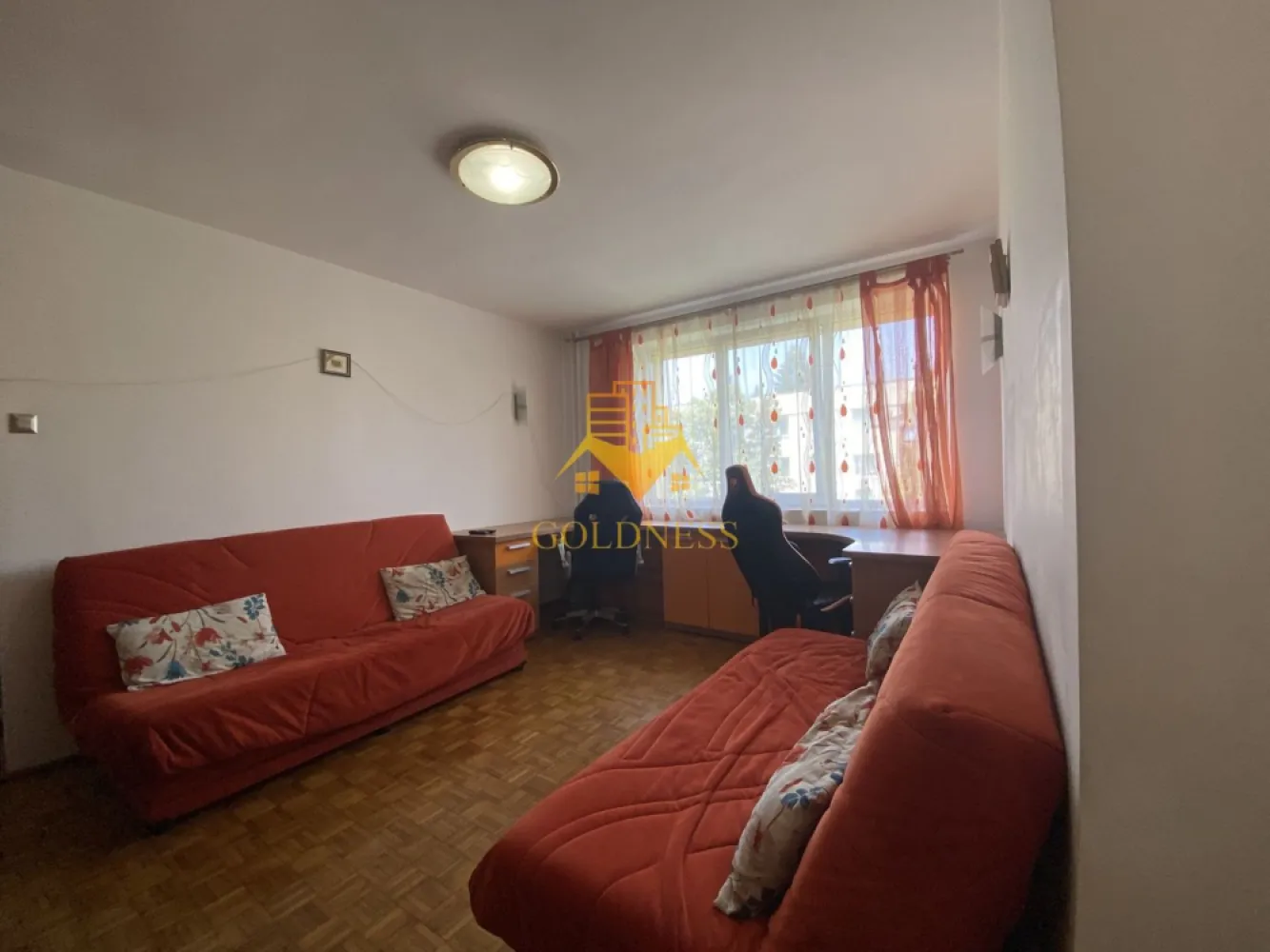 Apartament 2 camere langa Iulius Mall etaj intermediar! - Va prezentam spre vanzare un apartament situat in Cluj-Napoca, cartierul Gheorgheni, una dintre cele mai apreciate si stabile zone rezidentiale ale orasului.

Imobilul este amplasat intr-o zona extrem de linistita, retrasa de la traficul intens, oferind un mediu ideal pentru locuit. In acelasi timp, beneficiaza de acces rapid la toate facilitatile necesare vietii de zi cu zi.

In imediata apropiere regasim:

-scoli si gradinite;
-magazine si supermarketuri;
-statii de transport in comun;

Locatia este apreciata pentru spatiile verzi generoase, comunitatea bine dezvoltata si accesul facil catre centrul orasului, Iulius Mall si principalele puncte de interes din Cluj-Napoca.

Apartamentul dispune de balcon deschis cu orientare estica, beneficiind de lumina naturala in prima parte a zilei si de un ambient placut si confortabil.

Confortul termic este asigurat de centrala termica proprie, apartamentul fiind calduros si eficient din punct de vedere energetic.

Un avantaj important il reprezinta constructia solida a imobilului, realizata inainte de anul 1970, intr-o perioada in care standardele de executie si calitatea materialelor utilizate erau recunoscute pentru durabilitate si rezistenta in timp.

Proprietatea reprezinta o alegere excelenta atat pentru locuinta proprie, cat si pentru investitie, datorita amplasarii intr-una dintre cele mai cautate zone ale orasului.

Pentru mai multe detalii, fotografii si programarea unei vizionari, nu ezitati sa ne contactati.

Pentru intermediere se percepe un comision de 2% TVA inclus din valoarea pretului final.