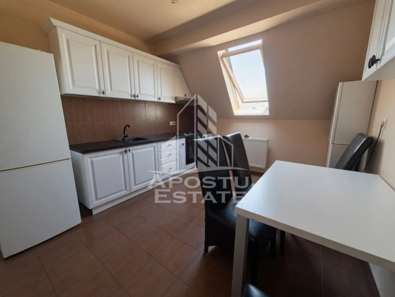 Apartament cu 2 camere, de vânzare, Dâmbovița, Timișoara - Agentia imobiliara APOSTU ESTATE va propune spre vanzare un apartament complet renovat, situat pe Strada Lacului, la etajul 5 (mansardă), într-un imobil construit în anul 2009 și renovat integral în 2022. Apartamentul beneficiază de cotă parte de pod, foarte utilă pentru depozitare, ceea ce reprezintă un avantaj important pentru spațiul de stocare.

Apartamentul are o suprafață utilă de 51,86 mp și este compartimentat astfel:
living spațios
bucătărie open-space
1 dormitor
baie dotată cu cadă și fereastră, oferind lumină naturală și aerisire eficientă

Stare și finisaje:
apartament renovat complet în 2022
se vinde complet mobilat, pregătit pentru mutare imediată sau pentru închiriere
climatizare: 1 aparat de aer condiționat (cald–rece)
încălzire: centrală proprie de apartament
pardoseli: parchet în tot apartamentul, iar în bucătărie și baie gresie
tâmplărie: ferestre termopan, uși din PVC
structură: apartament în mansardă, sub acoperiș cu țiglă
cotă parte de pod inclusă, ideală pentru spațiu de depozitare

Cheltuieli și alte detalii:
cheltuieli de întreținere / comunitate: aproximativ 120 lei/lună
imobil construit în 2009
apartament renovat integral în 2022
se vinde complet mobilat, ideal atât pentru locuire permanentă, cât și pentru investiție (poate fi închiriat imediat)

Apartamentul este ideal pentru cei care își doresc o locuință modernă, bine compartimentată, cu costuri de întreținere reduse și spațiu suplimentar de depozitare la pod. Zona este liniștită, iar amplasarea la mansardă oferă un plus de intimitate și confort.

Agentia imobiliara APOSTU ESTATE vă oferă consultanță bancară gratuită prin intermediul colaboratorilor noștri, pentru identificarea celei mai avantajoase soluții de finanțare.

Pentru mai multe detalii și programarea unei vizionări, vă rugăm să ne contactați. Vă așteptăm cu drag la o vizionare!
Id Intern: CP3207008