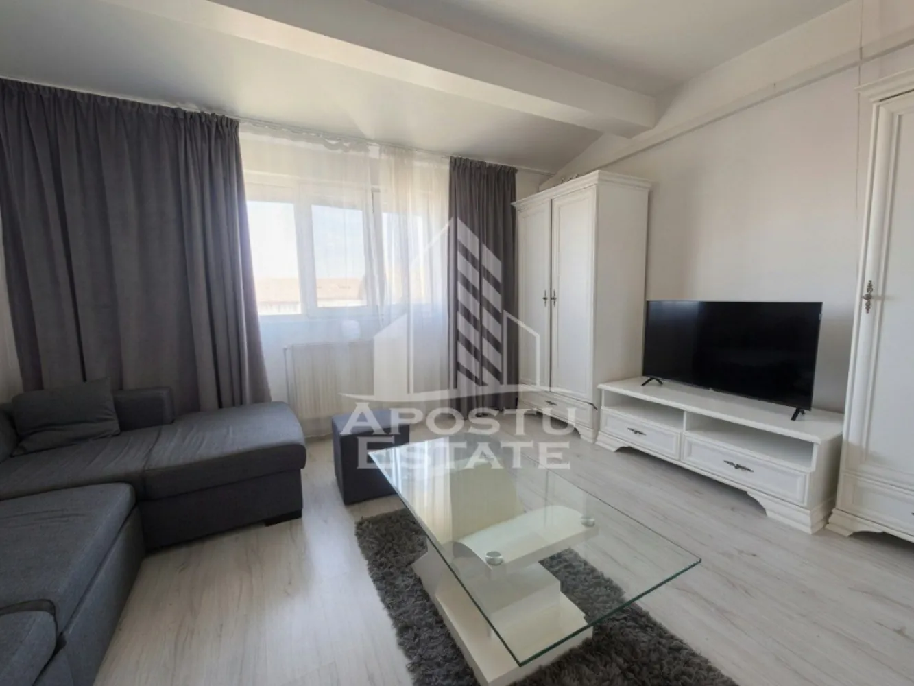 Apartament cu 2 camere, de vânzare, Dâmbovița, Timișoara - Agentia imobiliara APOSTU ESTATE va propune spre vanzare un apartament complet renovat, situat pe Strada Lacului, la etajul 5 (mansardă), într-un imobil construit în anul 2009 și renovat integral în 2022. Apartamentul beneficiază de cotă parte de pod, foarte utilă pentru depozitare, ceea ce reprezintă un avantaj important pentru spațiul de stocare.

Apartamentul are o suprafață utilă de 51,86 mp și este compartimentat astfel:
living spațios
bucătărie open-space
1 dormitor
baie dotată cu cadă și fereastră, oferind lumină naturală și aerisire eficientă

Stare și finisaje:
apartament renovat complet în 2022
se vinde complet mobilat, pregătit pentru mutare imediată sau pentru închiriere
climatizare: 1 aparat de aer condiționat (cald–rece)
încălzire: centrală proprie de apartament
pardoseli: parchet în tot apartamentul, iar în bucătărie și baie gresie
tâmplărie: ferestre termopan, uși din PVC
structură: apartament în mansardă, sub acoperiș cu țiglă
cotă parte de pod inclusă, ideală pentru spațiu de depozitare

Cheltuieli și alte detalii:
cheltuieli de întreținere / comunitate: aproximativ 120 lei/lună
imobil construit în 2009
apartament renovat integral în 2022
se vinde complet mobilat, ideal atât pentru locuire permanentă, cât și pentru investiție (poate fi închiriat imediat)

Apartamentul este ideal pentru cei care își doresc o locuință modernă, bine compartimentată, cu costuri de întreținere reduse și spațiu suplimentar de depozitare la pod. Zona este liniștită, iar amplasarea la mansardă oferă un plus de intimitate și confort.

Agentia imobiliara APOSTU ESTATE vă oferă consultanță bancară gratuită prin intermediul colaboratorilor noștri, pentru identificarea celei mai avantajoase soluții de finanțare.

Pentru mai multe detalii și programarea unei vizionări, vă rugăm să ne contactați. Vă așteptăm cu drag la o vizionare!
Id Intern: CP3207008