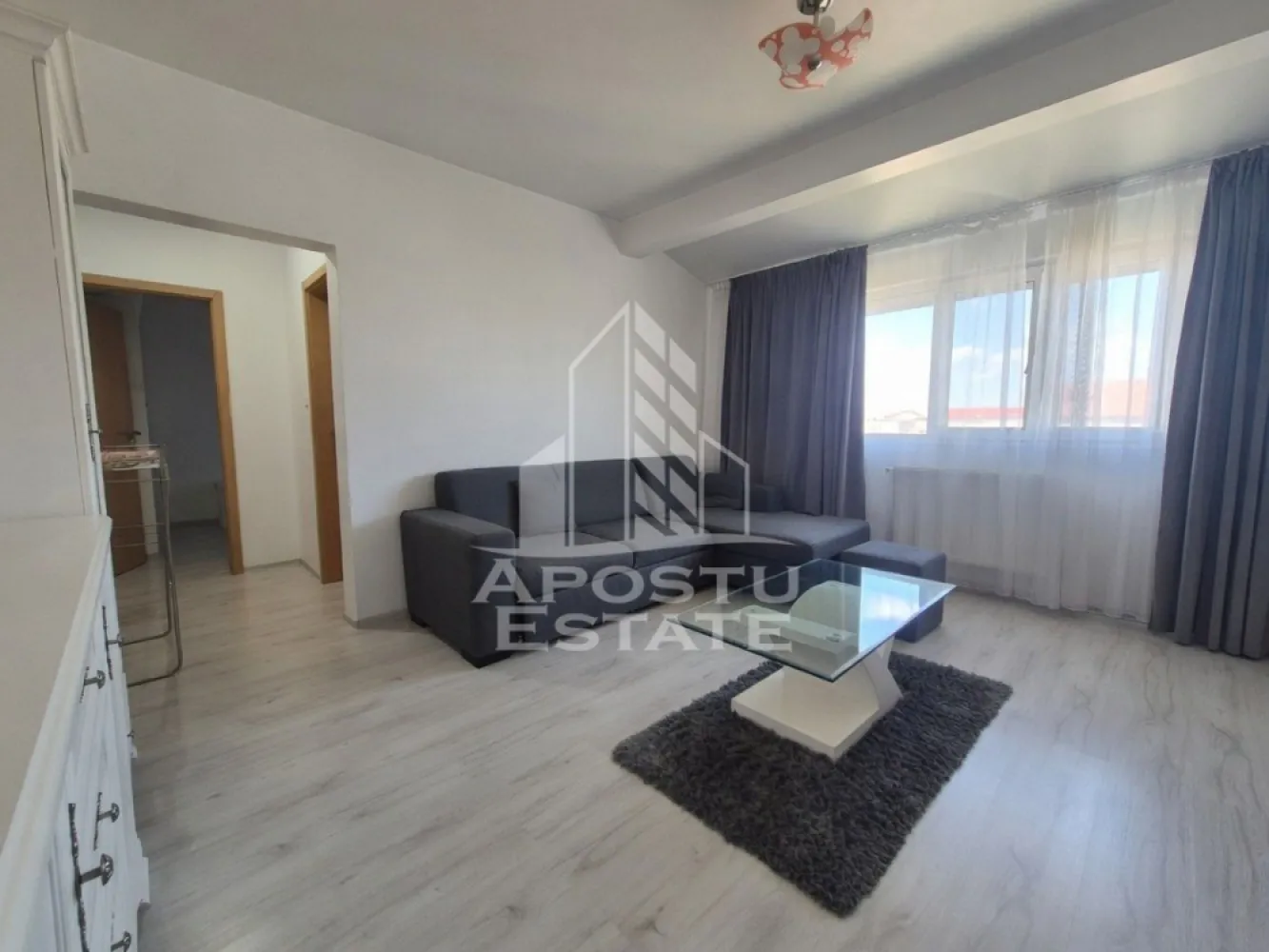 Apartament cu 2 camere, de vânzare, Dâmbovița, Timișoara - Agentia imobiliara APOSTU ESTATE va propune spre vanzare un apartament complet renovat, situat pe Strada Lacului, la etajul 5 (mansardă), într-un imobil construit în anul 2009 și renovat integral în 2022. Apartamentul beneficiază de cotă parte de pod, foarte utilă pentru depozitare, ceea ce reprezintă un avantaj important pentru spațiul de stocare.

Apartamentul are o suprafață utilă de 51,86 mp și este compartimentat astfel:
living spațios
bucătărie open-space
1 dormitor
baie dotată cu cadă și fereastră, oferind lumină naturală și aerisire eficientă

Stare și finisaje:
apartament renovat complet în 2022
se vinde complet mobilat, pregătit pentru mutare imediată sau pentru închiriere
climatizare: 1 aparat de aer condiționat (cald–rece)
încălzire: centrală proprie de apartament
pardoseli: parchet în tot apartamentul, iar în bucătărie și baie gresie
tâmplărie: ferestre termopan, uși din PVC
structură: apartament în mansardă, sub acoperiș cu țiglă
cotă parte de pod inclusă, ideală pentru spațiu de depozitare

Cheltuieli și alte detalii:
cheltuieli de întreținere / comunitate: aproximativ 120 lei/lună
imobil construit în 2009
apartament renovat integral în 2022
se vinde complet mobilat, ideal atât pentru locuire permanentă, cât și pentru investiție (poate fi închiriat imediat)

Apartamentul este ideal pentru cei care își doresc o locuință modernă, bine compartimentată, cu costuri de întreținere reduse și spațiu suplimentar de depozitare la pod. Zona este liniștită, iar amplasarea la mansardă oferă un plus de intimitate și confort.

Agentia imobiliara APOSTU ESTATE vă oferă consultanță bancară gratuită prin intermediul colaboratorilor noștri, pentru identificarea celei mai avantajoase soluții de finanțare.

Pentru mai multe detalii și programarea unei vizionări, vă rugăm să ne contactați. Vă așteptăm cu drag la o vizionare!
Id Intern: CP3207008