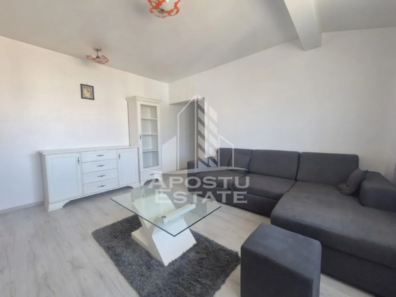 Apartament cu 2 camere, de vânzare, Dâmbovița, Timișoara - Agentia imobiliara APOSTU ESTATE va propune spre vanzare un apartament complet renovat, situat pe Strada Lacului, la etajul 5 (mansardă), într-un imobil construit în anul 2009 și renovat integral în 2022. Apartamentul beneficiază de cotă parte de pod, foarte utilă pentru depozitare, ceea ce reprezintă un avantaj important pentru spațiul de stocare.

Apartamentul are o suprafață utilă de 51,86 mp și este compartimentat astfel:
living spațios
bucătărie open-space
1 dormitor
baie dotată cu cadă și fereastră, oferind lumină naturală și aerisire eficientă

Stare și finisaje:
apartament renovat complet în 2022
se vinde complet mobilat, pregătit pentru mutare imediată sau pentru închiriere
climatizare: 1 aparat de aer condiționat (cald–rece)
încălzire: centrală proprie de apartament
pardoseli: parchet în tot apartamentul, iar în bucătărie și baie gresie
tâmplărie: ferestre termopan, uși din PVC
structură: apartament în mansardă, sub acoperiș cu țiglă
cotă parte de pod inclusă, ideală pentru spațiu de depozitare

Cheltuieli și alte detalii:
cheltuieli de întreținere / comunitate: aproximativ 120 lei/lună
imobil construit în 2009
apartament renovat integral în 2022
se vinde complet mobilat, ideal atât pentru locuire permanentă, cât și pentru investiție (poate fi închiriat imediat)

Apartamentul este ideal pentru cei care își doresc o locuință modernă, bine compartimentată, cu costuri de întreținere reduse și spațiu suplimentar de depozitare la pod. Zona este liniștită, iar amplasarea la mansardă oferă un plus de intimitate și confort.

Agentia imobiliara APOSTU ESTATE vă oferă consultanță bancară gratuită prin intermediul colaboratorilor noștri, pentru identificarea celei mai avantajoase soluții de finanțare.

Pentru mai multe detalii și programarea unei vizionări, vă rugăm să ne contactați. Vă așteptăm cu drag la o vizionare!
Id Intern: CP3207008
