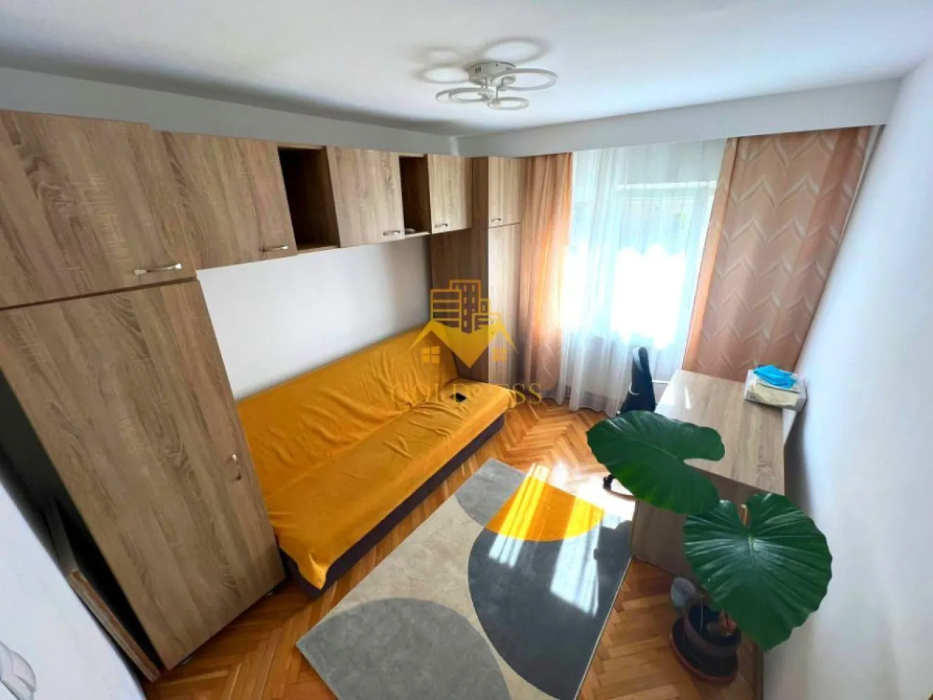3 camere decomandate, Zorilor,UMF, USAMV, Regina Maria, Louis Pasteur - GOLDNESS Imobiliare vă propune spre închiriere un apartament cu 3 camere decomandate, complet mobilat și utilat, la etajul 3 într-un imobil de 4 etaje, în cartierul Zorilor
Este posibilitare de in zona
Apartamentul este compartimentat astfel:
 - un dormitor cu pat matrimonial, dressing, noptiere.
 - doua dormitoare cu canapele extensibile, dulapuri, birouri, comoda tv
 - 2 bai, una cu casa si una cu dus portabil, calorifer port prosop inox și dulap pentru depozitare.
 - bucătăria complet utilată si mobilata, loc de servit masa,
 - balcon de 5 mp.
 
Imobilul este dotat cu toate cele necesare- centrală proprie, frigider, aragaz, hotă, mașină de spălat haine si vase, etc. 

Dacă sunteți interesați de acest apartament și doriți să îl vizionați, dar și pentru alte oferte nu ezitați să ne contactați telefonic sau prin e-mail. Vă stăm la dispoziție!
Pentru intermediere se percepe un comision de 50% din prețul chiriei!