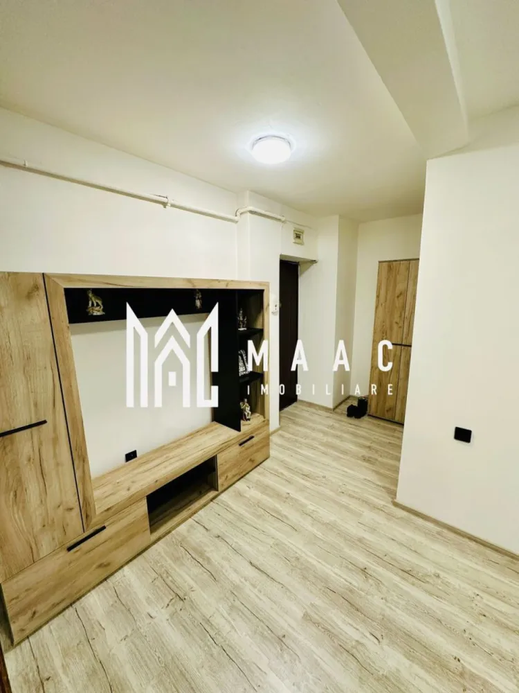 Mansardă pe două niveluri – 45 mp utili – Str. Semaforului, Vasile Aaron, Sibiu - MAAC Imobiliare va propune spre vanzare o mansardă intabulată, dispusă pe două niveluri, cu o suprafață utilă de 45 mp, situată pe strada Semaforului, în cartierul Vasile Aaron din Sibiu. Dispunerea pe două niveluri oferă o delimitare eficientă între zona de zi și zona de odihnă, creând un spațiu aerisit și bine organizat. Mansarda este luminoasă și bine întreținută, pregătită pentru a deveni „acasă” imediat. Apartamentul a fost renovat recent și beneficiază de următoarele îmbunătățiri: Centrală termică nouă, Geamuri termopan,Uși interioare schimbate. Renovările oferă un plus de confort și eficiență energetică, reducând costurile de întreținere. Avantaje locație – Totul la câțiva pași: grădiniță, școală, stație autobuz, Piață, Profi, Penny,Lidl și Shopping City Sibiu. Zona este liniștită, cu spații verzi generoase, ideală pentru plimbări și pentru animalele de companie. Locuința este ideală pentru o persoană tânără, un cuplu sau pentru investiție (închiriere), având o compartimentare practică și un ambient primitor. Pentru mai multe detalii si programarea unei vizionari va rugam sa specificati ID: CP2944359. }}