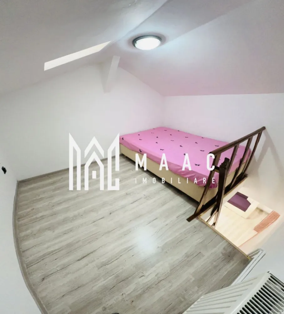 Mansardă pe două niveluri – 45 mp utili – Str. Semaforului, Vasile Aaron, Sibiu - MAAC Imobiliare va propune spre vanzare o mansardă intabulată, dispusă pe două niveluri, cu o suprafață utilă de 45 mp, situată pe strada Semaforului, în cartierul Vasile Aaron din Sibiu. Dispunerea pe două niveluri oferă o delimitare eficientă între zona de zi și zona de odihnă, creând un spațiu aerisit și bine organizat. Mansarda este luminoasă și bine întreținută, pregătită pentru a deveni „acasă” imediat. Apartamentul a fost renovat recent și beneficiază de următoarele îmbunătățiri: Centrală termică nouă, Geamuri termopan,Uși interioare schimbate. Renovările oferă un plus de confort și eficiență energetică, reducând costurile de întreținere. Avantaje locație – Totul la câțiva pași: grădiniță, școală, stație autobuz, Piață, Profi, Penny,Lidl și Shopping City Sibiu. Zona este liniștită, cu spații verzi generoase, ideală pentru plimbări și pentru animalele de companie. Locuința este ideală pentru o persoană tânără, un cuplu sau pentru investiție (închiriere), având o compartimentare practică și un ambient primitor. Pentru mai multe detalii si programarea unei vizionari va rugam sa specificati ID: CP2944359. }}