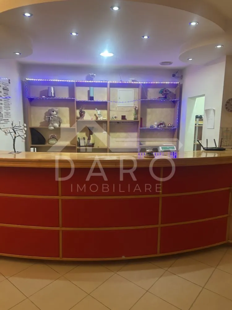 Clădire ideală pensiune / vilă – zonă verde, lângă Zoo Târgu Mureș - De vânzare – fostă pensiune cu potențial ridicat Se oferă spre vânzare o clădire generoasă, fostă pensiune, situată într-una dintre cele mai apreciate zone din Târgu Mureș, la aproximativ 1 km de Grădina Zoologică Târgu Mureș, una dintre cele mai mari din Ardeal. Imobilul este amplasat într-o zonă cu aer curat, lângă pădurea de pe Platoul Cornești, oferind liniște, intimitate și un cadru natural deosebit. Detalii proprietate: 🏗 Suprafață construită: aprox. 1.250 mp 🛏 12 camere, fiecare cu baie proprie 🔥 Cameră tehnică pentru centrală pe gaz 🌳 Teren aferent: aprox. 1.200 mp 🚗 Parcări: 5 locuri de parcare în fața clădirii 3 locuri de parcare in garajul de la subsol 🏊 Zonă de relaxare cu piscină (5 m × 9 m) 📅 An construcție: 1997 🛠 Unele camere necesită renovare Potențial de utilizare: Proprietatea este ideală pentru reconversie ca: vilă spațioasă pensiune / boutique hotel locuință multi-generațională centru de evenimente sau retreat 👉 Potențial foarte mare, datorită amplasamentului excelent, suprafețelor generoase și facilităților existente. }}