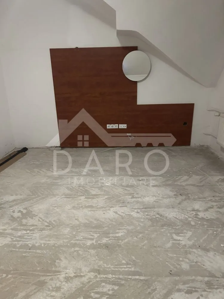 Clădire ideală pensiune / vilă – zonă verde, lângă Zoo Târgu Mureș - De vânzare – fostă pensiune cu potențial ridicat Se oferă spre vânzare o clădire generoasă, fostă pensiune, situată într-una dintre cele mai apreciate zone din Târgu Mureș, la aproximativ 1 km de Grădina Zoologică Târgu Mureș, una dintre cele mai mari din Ardeal. Imobilul este amplasat într-o zonă cu aer curat, lângă pădurea de pe Platoul Cornești, oferind liniște, intimitate și un cadru natural deosebit. Detalii proprietate: 🏗 Suprafață construită: aprox. 1.250 mp 🛏 12 camere, fiecare cu baie proprie 🔥 Cameră tehnică pentru centrală pe gaz 🌳 Teren aferent: aprox. 1.200 mp 🚗 Parcări: 5 locuri de parcare în fața clădirii 3 locuri de parcare in garajul de la subsol 🏊 Zonă de relaxare cu piscină (5 m × 9 m) 📅 An construcție: 1997 🛠 Unele camere necesită renovare Potențial de utilizare: Proprietatea este ideală pentru reconversie ca: vilă spațioasă pensiune / boutique hotel locuință multi-generațională centru de evenimente sau retreat 👉 Potențial foarte mare, datorită amplasamentului excelent, suprafețelor generoase și facilităților existente. }}