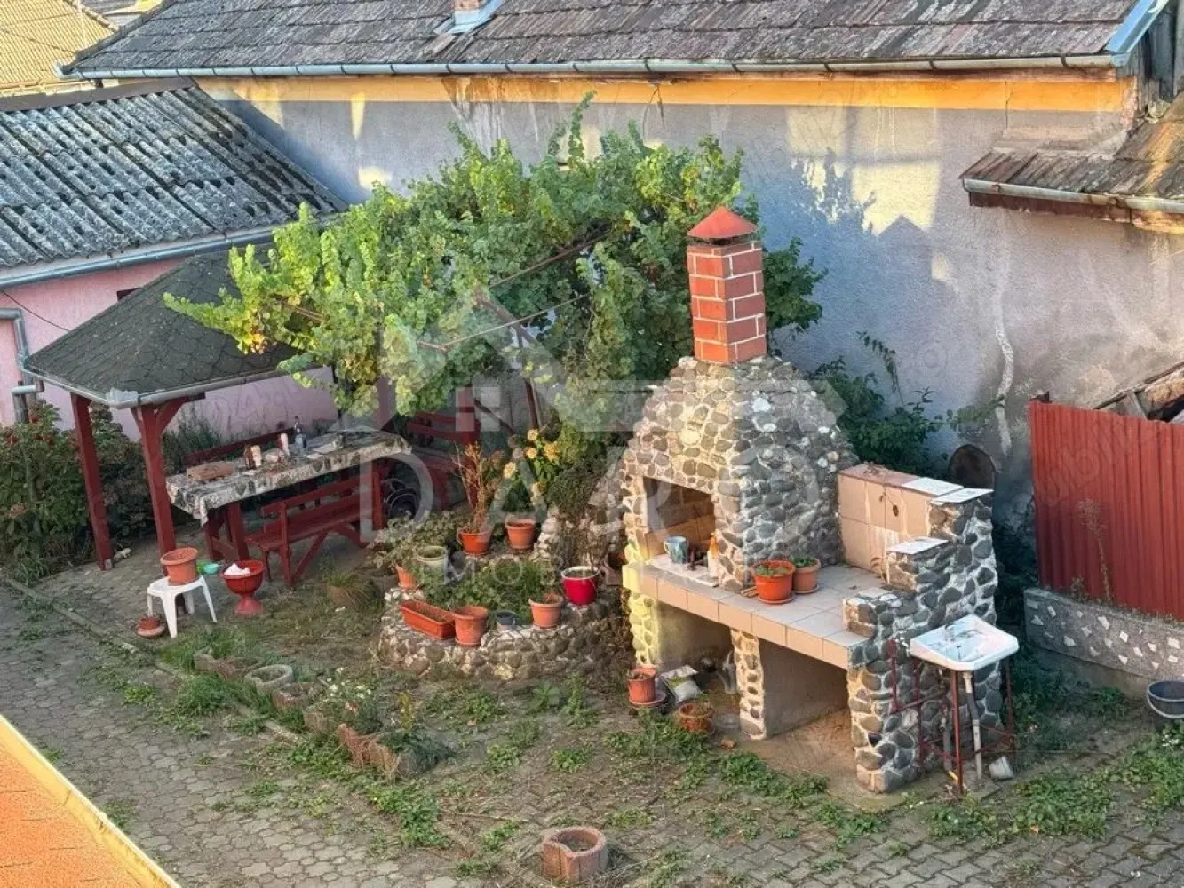 Casa de vanzare Sancraiu de Mures langa La Coperativa - 🏡 Casă de vânzare – Sâncraiu de Mureș | 300 mp construiți | Teren 1.495 mp | 314,000 O proprietate spațioasă și versatilă, situată pe strada Principală, în apropiere de sensul giratoriu, cu acces rapid către magazine, supermarket, farmacie, restaurant și alte facilități. 💰 Preț: ușor negociabil ✔ ideală pentru locuință de familie ✔ potrivită și pentru sediu firmă sau activitate comercială Caracteristici generale: 📐 Suprafață casă: 300 mp 🌳 Suprafață teren: 1.495 mp ✔ proprietate cu acces facil și vizibilitate bună ✔ se poate vinde mobilată și utilată (opțional) Compartimentare parter: ✔ living ✔ bucătărie cu cămară ✔ 2 dormitoare ✔ baie ✔ hol ✔ acces către terasă ✔ 3 intrări separate Compartimentare etaj: ✔ living spațios cu ieșire pe terasă de 20 mp ✔ 2 dormitoare ✔ dressing ✔ baie cu cadă și geam ✔ hol central ✔ acces exterior separat către etaj Anexe și facilități: ✔ cameră tehnică + beci (lipită de casă) ✔ clădire secundară 50 mp – bucătărie de vară + garaj + pod ✔ al doilea garaj cu acces din stradă (25 mp) ✔ filigorie și zonă de grătar ✔ grădină generoasă, spații pentru depozitare și unelte ✔ fântână proprie Utilități: ✔ apă și canalizare ✔ gaz ✔ curent electric trifazic 💎 Mobilierul este din lemn masiv și realizat la comandă, în stare foarte bună. 🌿 Proprietatea oferă spațiu, intimitate și multiple posibilități de utilizare – locuință, sediu de firmă, cabinet sau activitate comercială. 🤝 Proprietate promovată prin DARO Imobiliare 💳 Ai nevoie de finanțare? Prin Kiwi Finance îți ofer: ✔ analiză GRATUITĂ a eligibilității ✔ acces la oferte de la peste 12 bănci ✔ negocierea dobânzii în favoarea ta ✔ suport complet până la semnarea contractului 📞 Detalii și vizionări: Coman Maria – DARO Imobiliare & Kiwi Finance 📱 0749 535 729 🔑 DARO Imobiliare – găsim proprietatea potrivită. 💳 Kiwi Finance – obținem creditul pentru a o cumpăra. }}