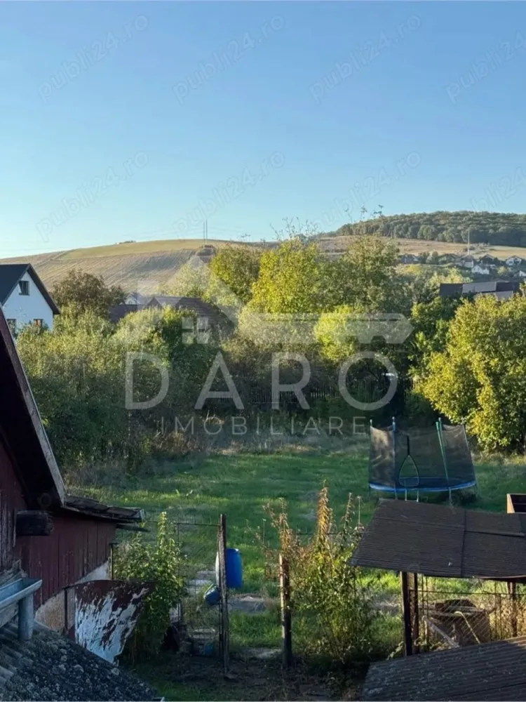 Casa de vanzare Sancraiu de Mures langa La Coperativa - 🏡 Casă de vânzare – Sâncraiu de Mureș | 300 mp construiți | Teren 1.495 mp | 314,000 O proprietate spațioasă și versatilă, situată pe strada Principală, în apropiere de sensul giratoriu, cu acces rapid către magazine, supermarket, farmacie, restaurant și alte facilități. 💰 Preț: ușor negociabil ✔ ideală pentru locuință de familie ✔ potrivită și pentru sediu firmă sau activitate comercială Caracteristici generale: 📐 Suprafață casă: 300 mp 🌳 Suprafață teren: 1.495 mp ✔ proprietate cu acces facil și vizibilitate bună ✔ se poate vinde mobilată și utilată (opțional) Compartimentare parter: ✔ living ✔ bucătărie cu cămară ✔ 2 dormitoare ✔ baie ✔ hol ✔ acces către terasă ✔ 3 intrări separate Compartimentare etaj: ✔ living spațios cu ieșire pe terasă de 20 mp ✔ 2 dormitoare ✔ dressing ✔ baie cu cadă și geam ✔ hol central ✔ acces exterior separat către etaj Anexe și facilități: ✔ cameră tehnică + beci (lipită de casă) ✔ clădire secundară 50 mp – bucătărie de vară + garaj + pod ✔ al doilea garaj cu acces din stradă (25 mp) ✔ filigorie și zonă de grătar ✔ grădină generoasă, spații pentru depozitare și unelte ✔ fântână proprie Utilități: ✔ apă și canalizare ✔ gaz ✔ curent electric trifazic 💎 Mobilierul este din lemn masiv și realizat la comandă, în stare foarte bună. 🌿 Proprietatea oferă spațiu, intimitate și multiple posibilități de utilizare – locuință, sediu de firmă, cabinet sau activitate comercială. 🤝 Proprietate promovată prin DARO Imobiliare 💳 Ai nevoie de finanțare? Prin Kiwi Finance îți ofer: ✔ analiză GRATUITĂ a eligibilității ✔ acces la oferte de la peste 12 bănci ✔ negocierea dobânzii în favoarea ta ✔ suport complet până la semnarea contractului 📞 Detalii și vizionări: Coman Maria – DARO Imobiliare & Kiwi Finance 📱 0749 535 729 🔑 DARO Imobiliare – găsim proprietatea potrivită. 💳 Kiwi Finance – obținem creditul pentru a o cumpăra. }}