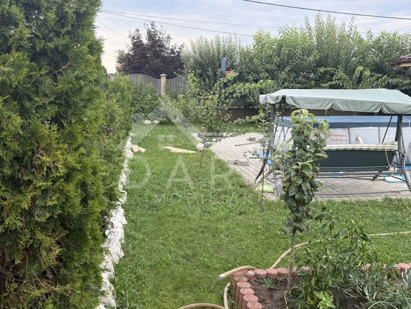 Casa de vanzare - 🏡 Casă de vânzare – 4 camere | 220 mp | Zonă liniștită și accesibilă Această casă spațioasă, cu o suprafață de 220 mp, este ideală pentru o familie care caută confort, siguranță și liniște. Proprietatea dispune de 4 camere generoase, fiecare fiind bine iluminată și aerisită, creând un ambient plăcut și primitor. Avantaje principale: Suprafață utilă: 220 mp 4 camere spațioase Compartimentare practică, ideală pentru familie Lumină naturală din abundență Zonă rezidențială liniștită Localizare excelentă: Aproape de stația de autobuz Ceangăilor – acces rapid către oraș În imediata apropiere de Farmacia Unirii Zonă calmă, perfectă pentru relaxare și viață de familie 📞 Nu rata ocazia de a viziona această proprietate! Contactează-mă pentru mai multe detalii și pentru a programa o vizionare }}