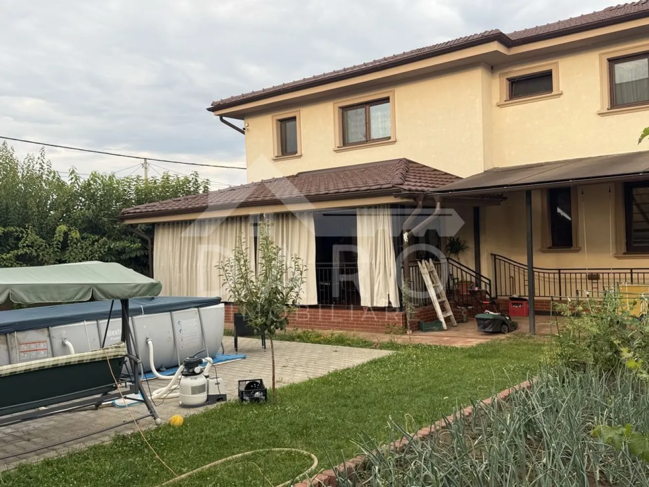 Casa de vanzare - 🏡 Casă de vânzare – 4 camere | 220 mp | Zonă liniștită și accesibilă Această casă spațioasă, cu o suprafață de 220 mp, este ideală pentru o familie care caută confort, siguranță și liniște. Proprietatea dispune de 4 camere generoase, fiecare fiind bine iluminată și aerisită, creând un ambient plăcut și primitor. Avantaje principale: Suprafață utilă: 220 mp 4 camere spațioase Compartimentare practică, ideală pentru familie Lumină naturală din abundență Zonă rezidențială liniștită Localizare excelentă: Aproape de stația de autobuz Ceangăilor – acces rapid către oraș În imediata apropiere de Farmacia Unirii Zonă calmă, perfectă pentru relaxare și viață de familie 📞 Nu rata ocazia de a viziona această proprietate! Contactează-mă pentru mai multe detalii și pentru a programa o vizionare }}